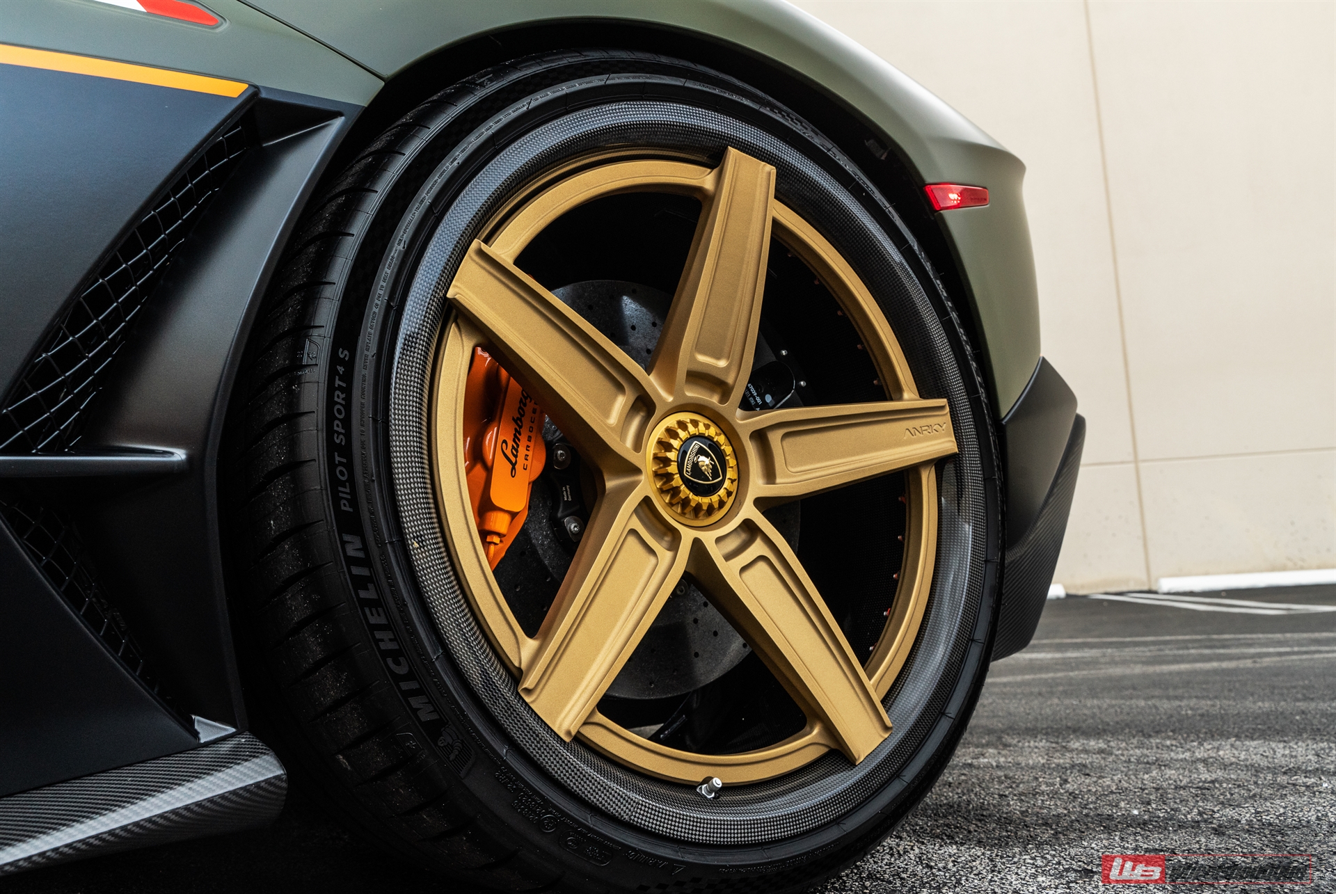 Lamborghini Aventador Ultimae Roadster | | on ANRKY RS.3C | Satin Gold