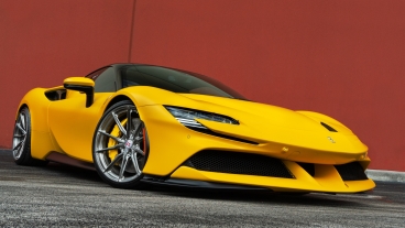 Ferrari SF90 | Giallo Modena | HRE P104SC | Brushed Dark Clear