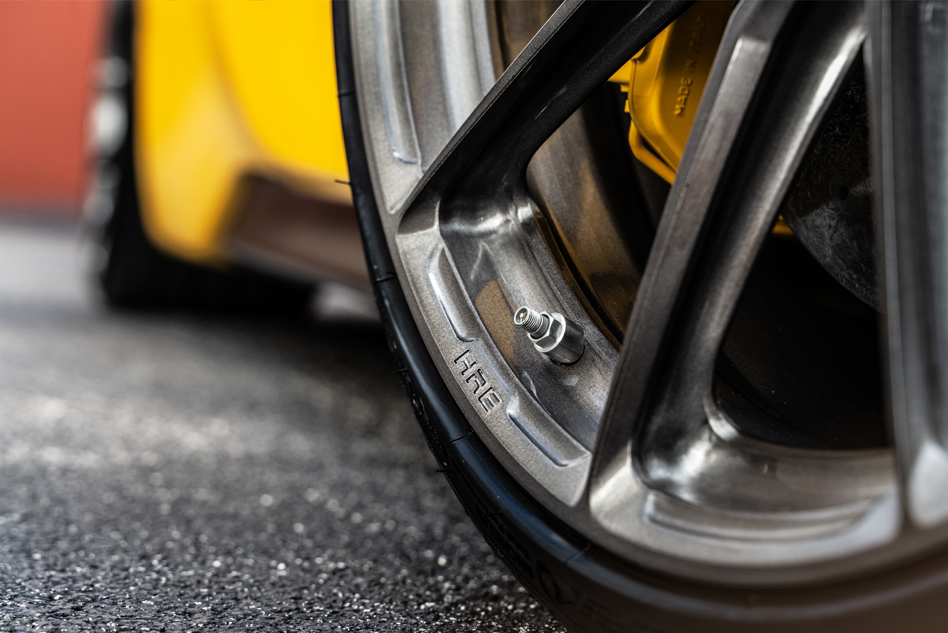 Ferrari SF90 | Giallo Modena | HRE P104SC | Brushed Dark Clear