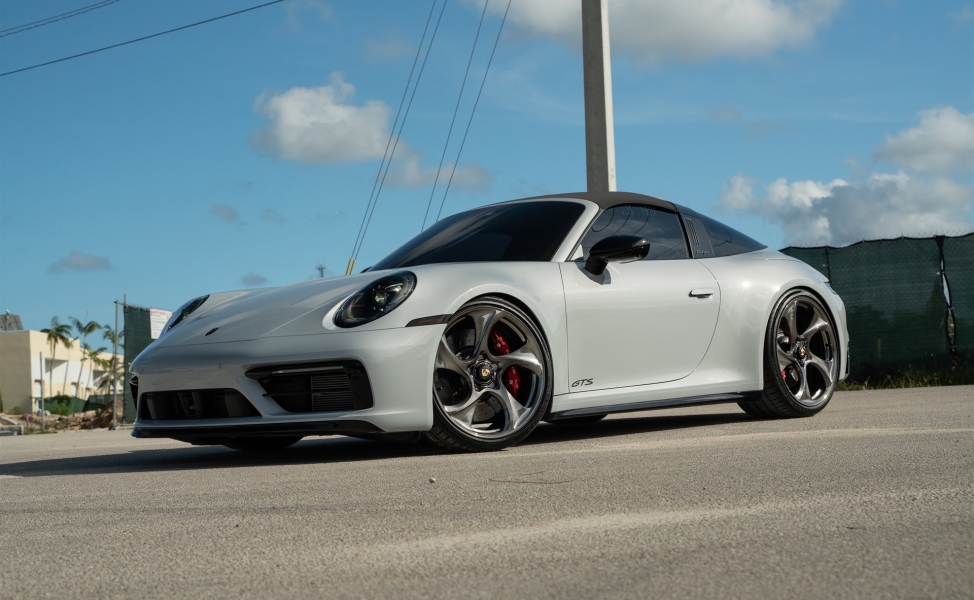 Porsche 992 GTS | Ice Gray Metallic | on HRE 522M | Polished Dark Clear