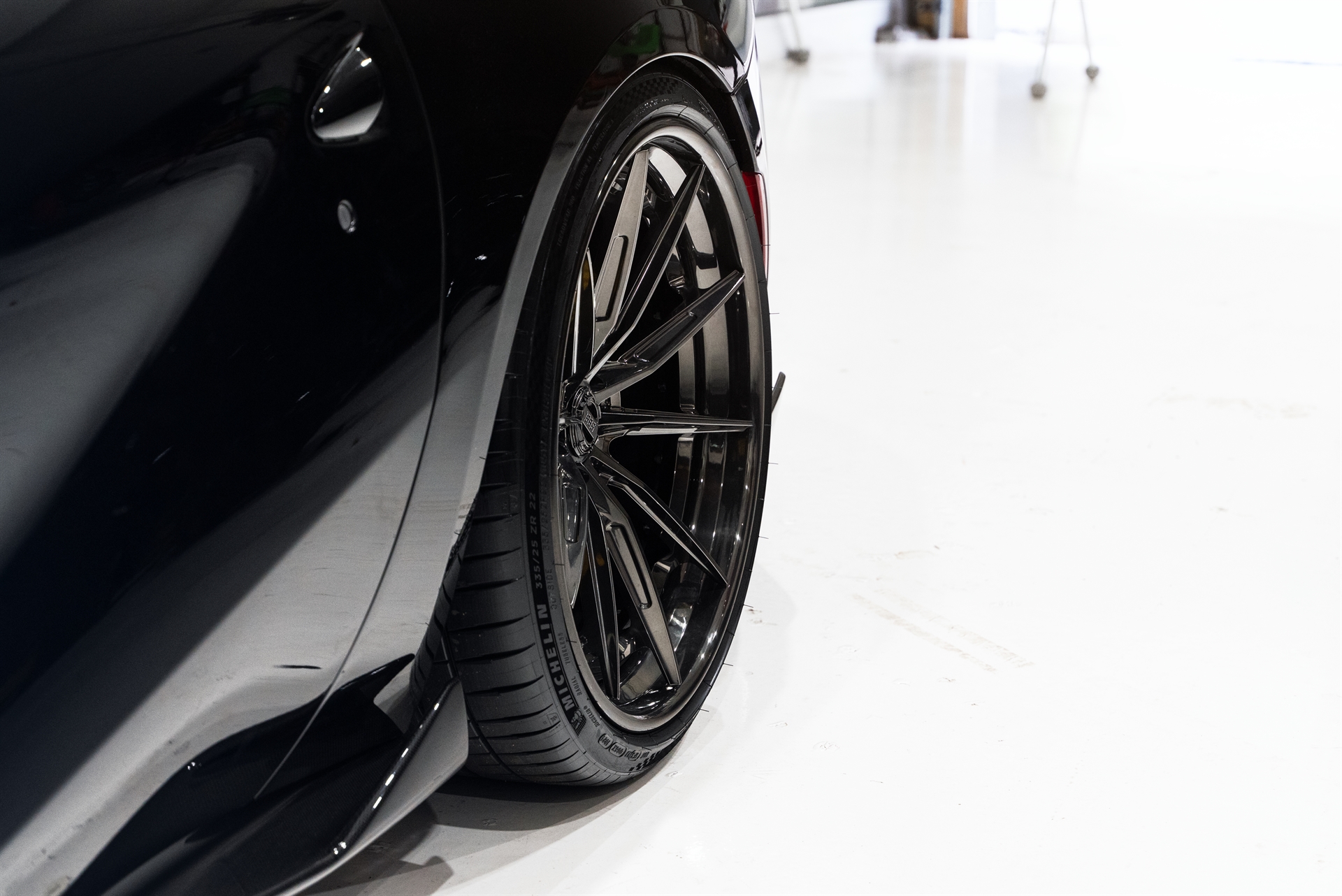 1016 Industries 812 GTS | Nero | on 1886 Wheels G010 | Mirror Polished Smoke