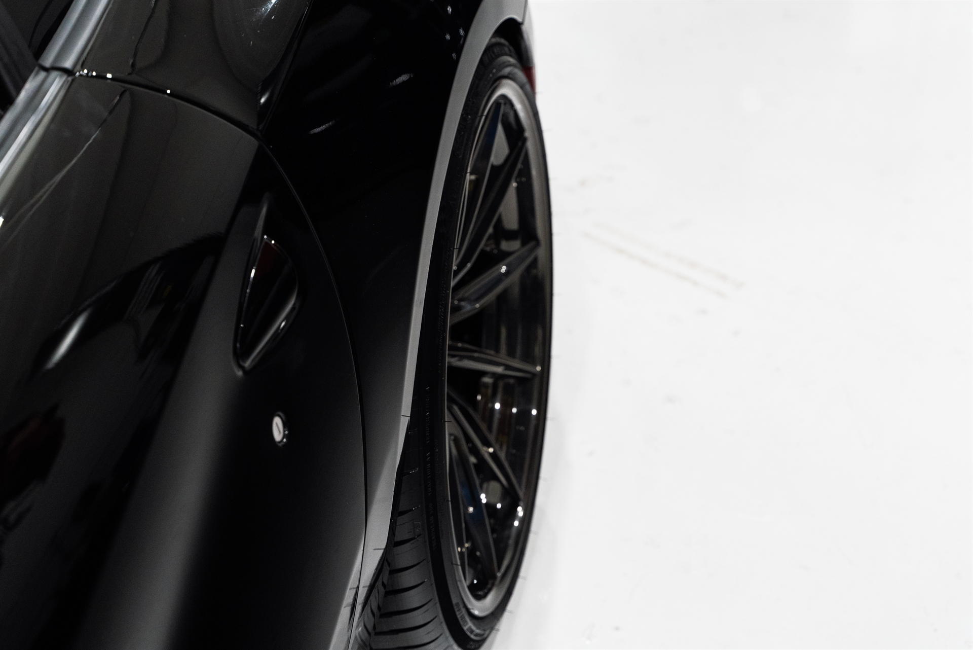 1016 Industries 812 GTS | Nero | on 1886 Wheels G010 | Mirror Polished Smoke