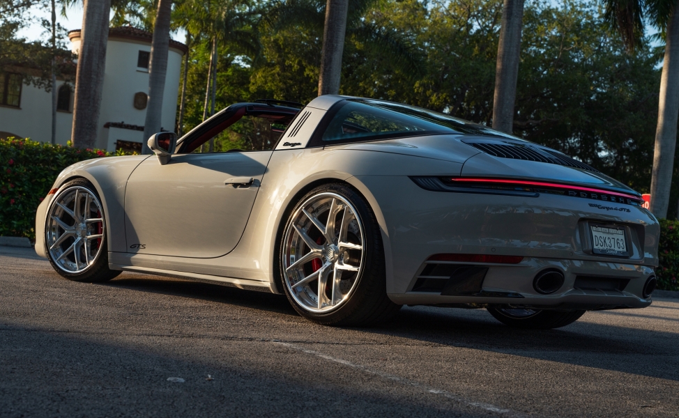 Porsche 992 Targa 4GTS on 1886 Wheels