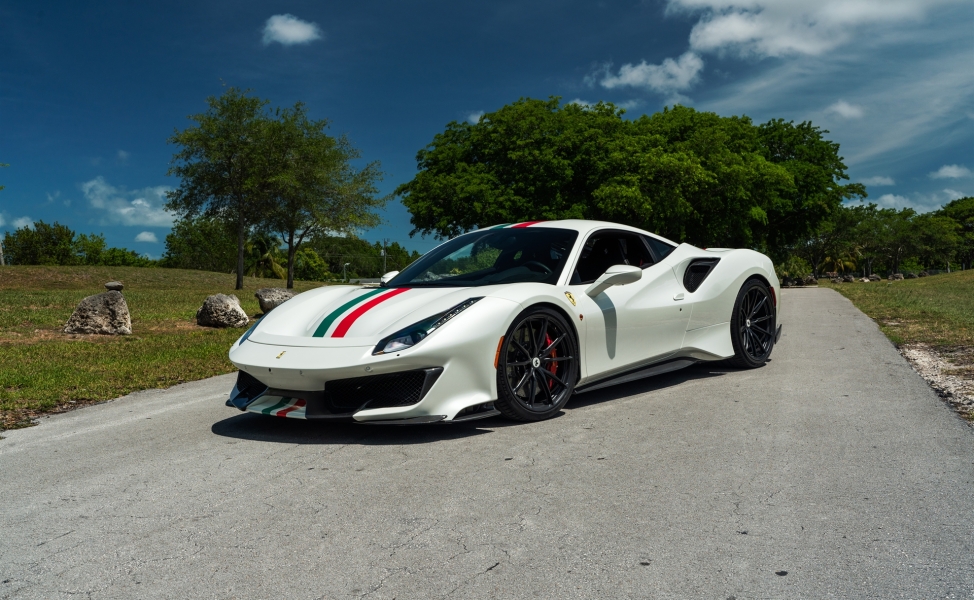 Ferrari 488 Pista | Bianco Avus | on HRE P104SC | Satin Black
