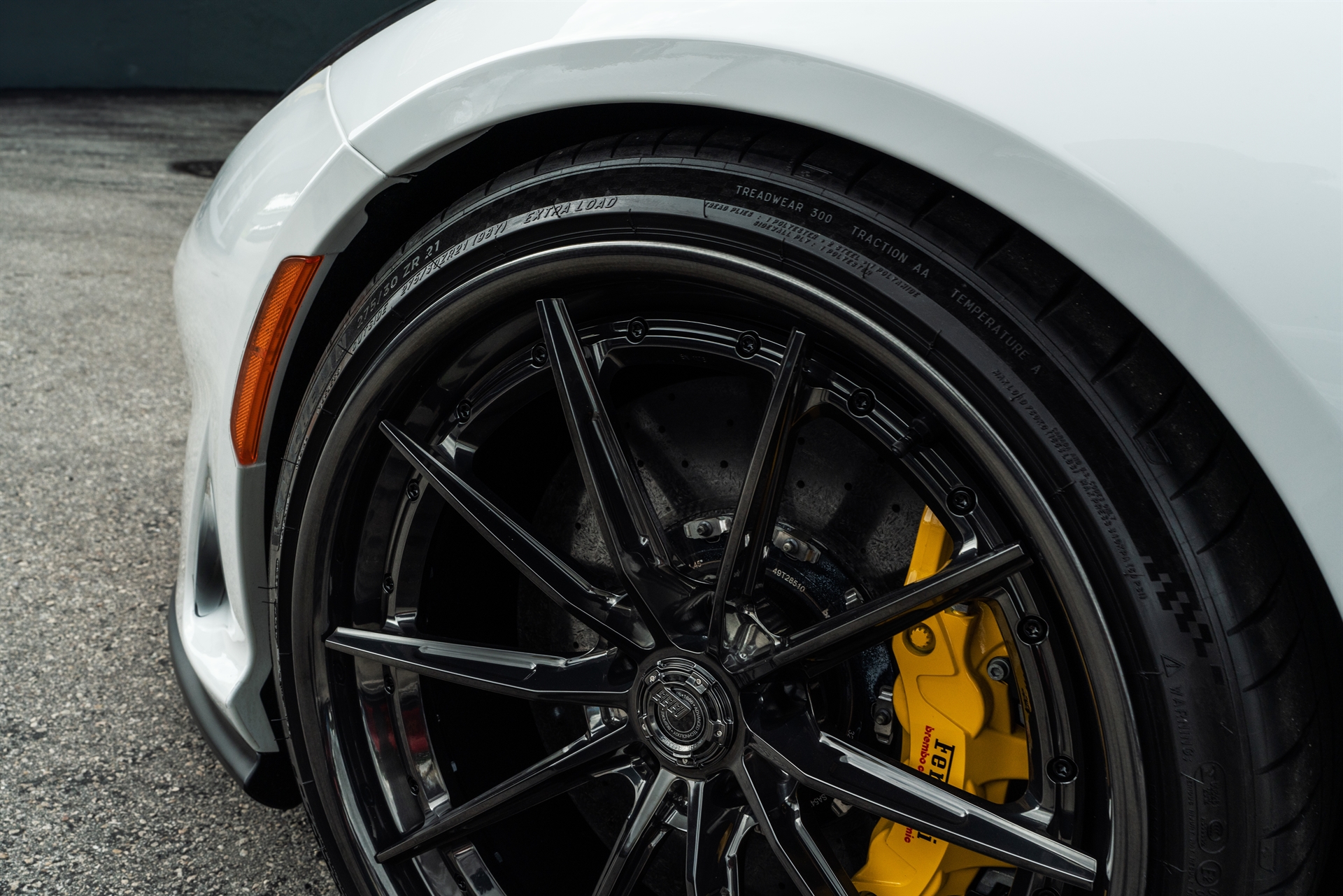 Ferrari 812 GTS | Bianco Avus | on 1886 G-010 | Polished Smoke