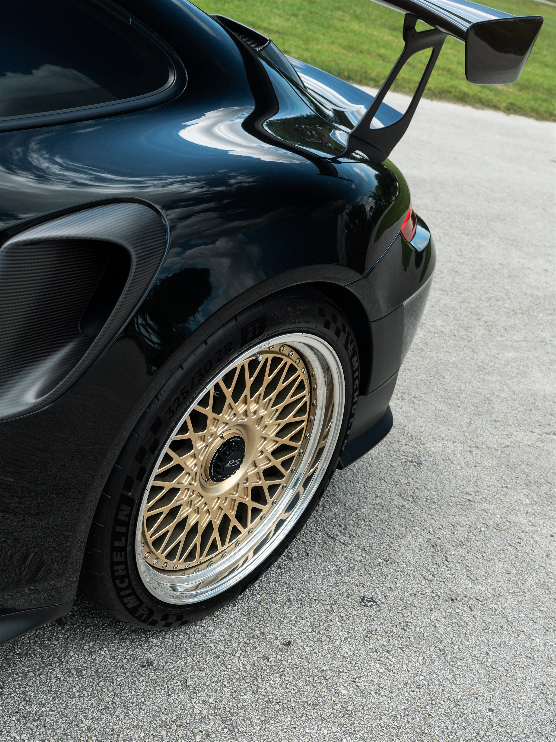 Porsche 991 GT2 RS | Black | On HRE 501 FMR | Frozen Polished Gold            