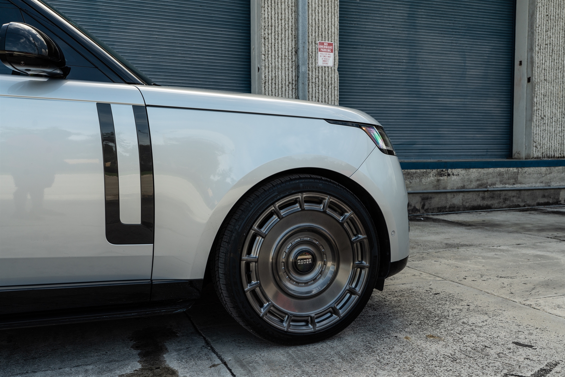 Range Rover | Ethereal Frost Silver | on Urban Automotive UV-7: Brushed Dark Smoke