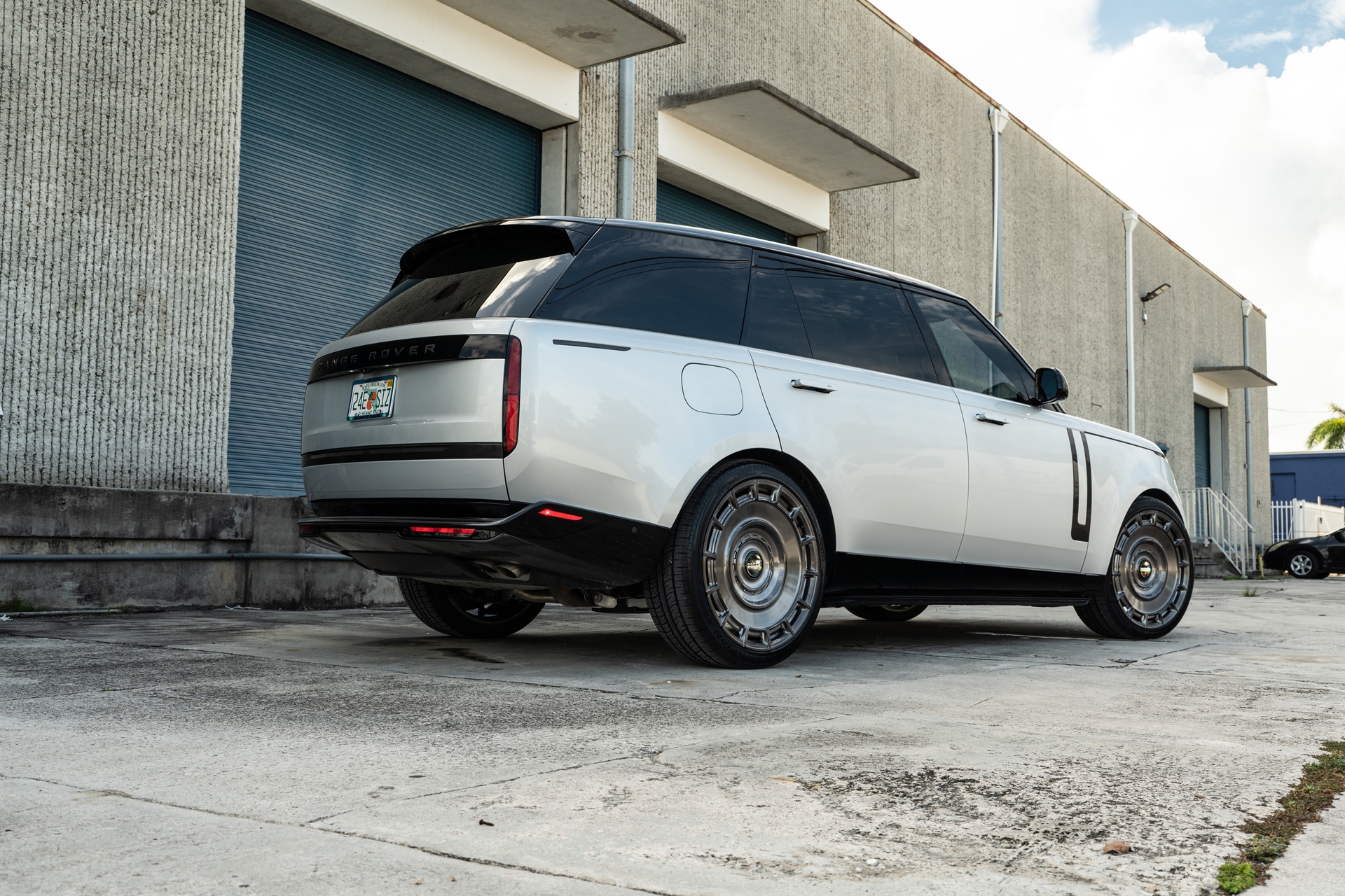 Range Rover | Ethereal Frost Silver | on Urban Automotive UV-7: Brushed Dark Smoke