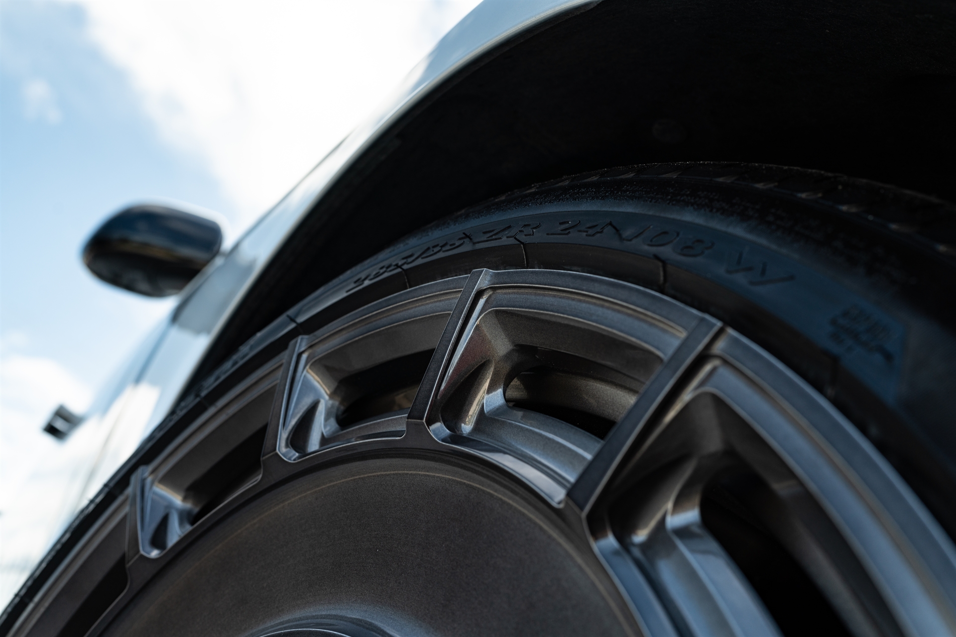 Range Rover | Ethereal Frost Silver | on Urban Automotive UV-7: Brushed Dark Smoke