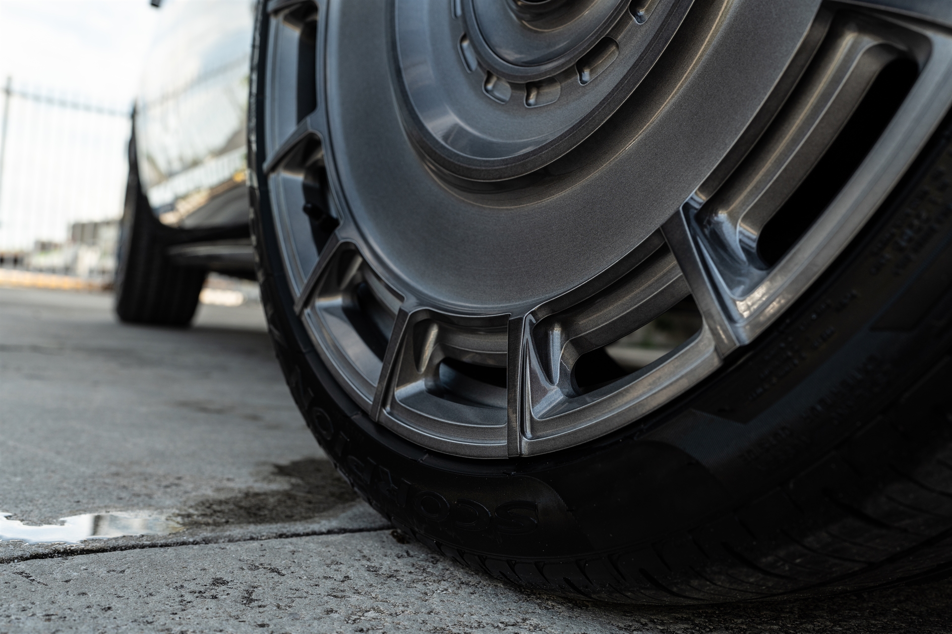 Range Rover | Ethereal Frost Silver | on Urban Automotive UV-7: Brushed Dark Smoke