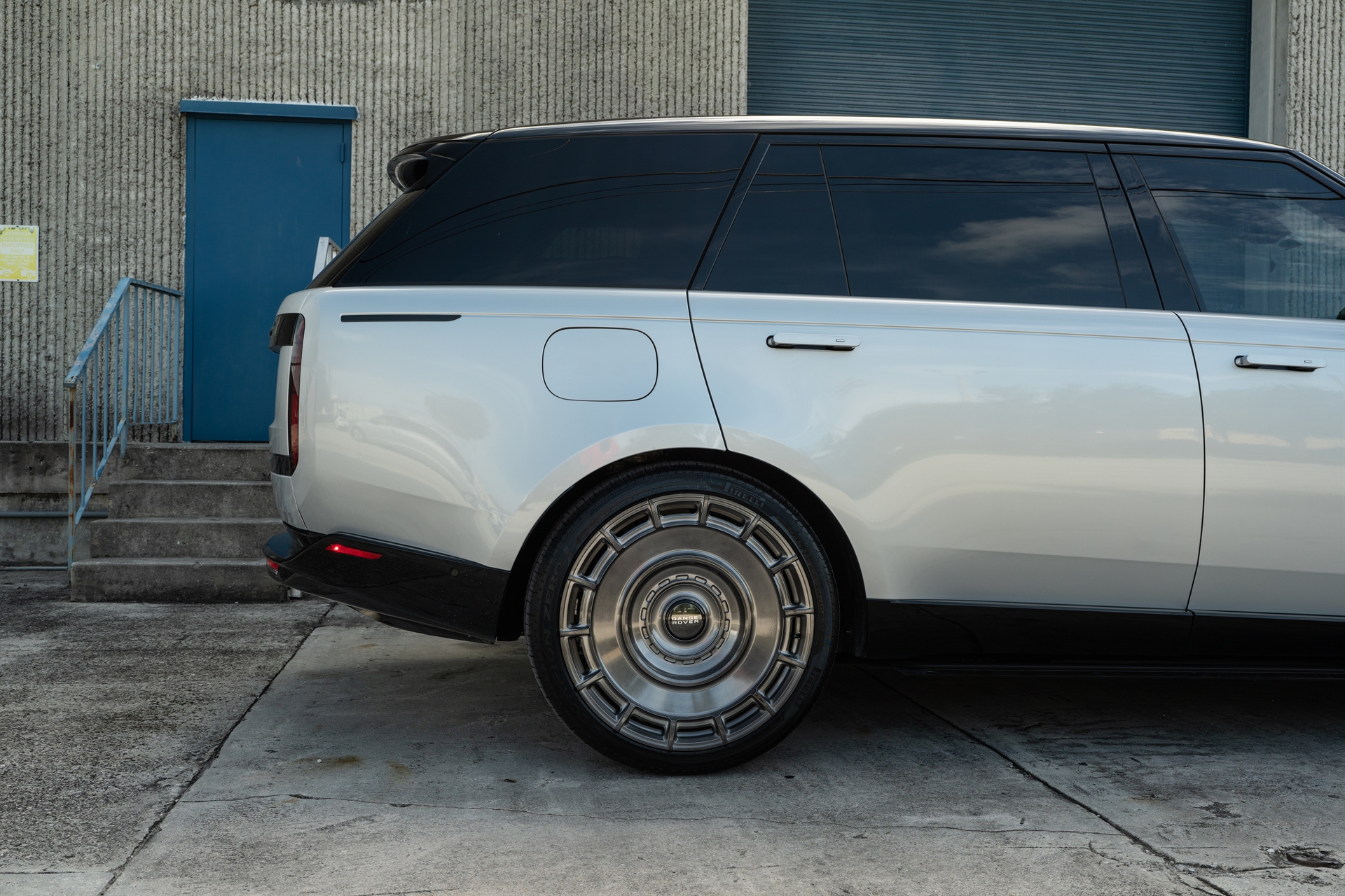 Range Rover | Ethereal Frost Silver | on Urban Automotive UV-7: Brushed Dark Smoke