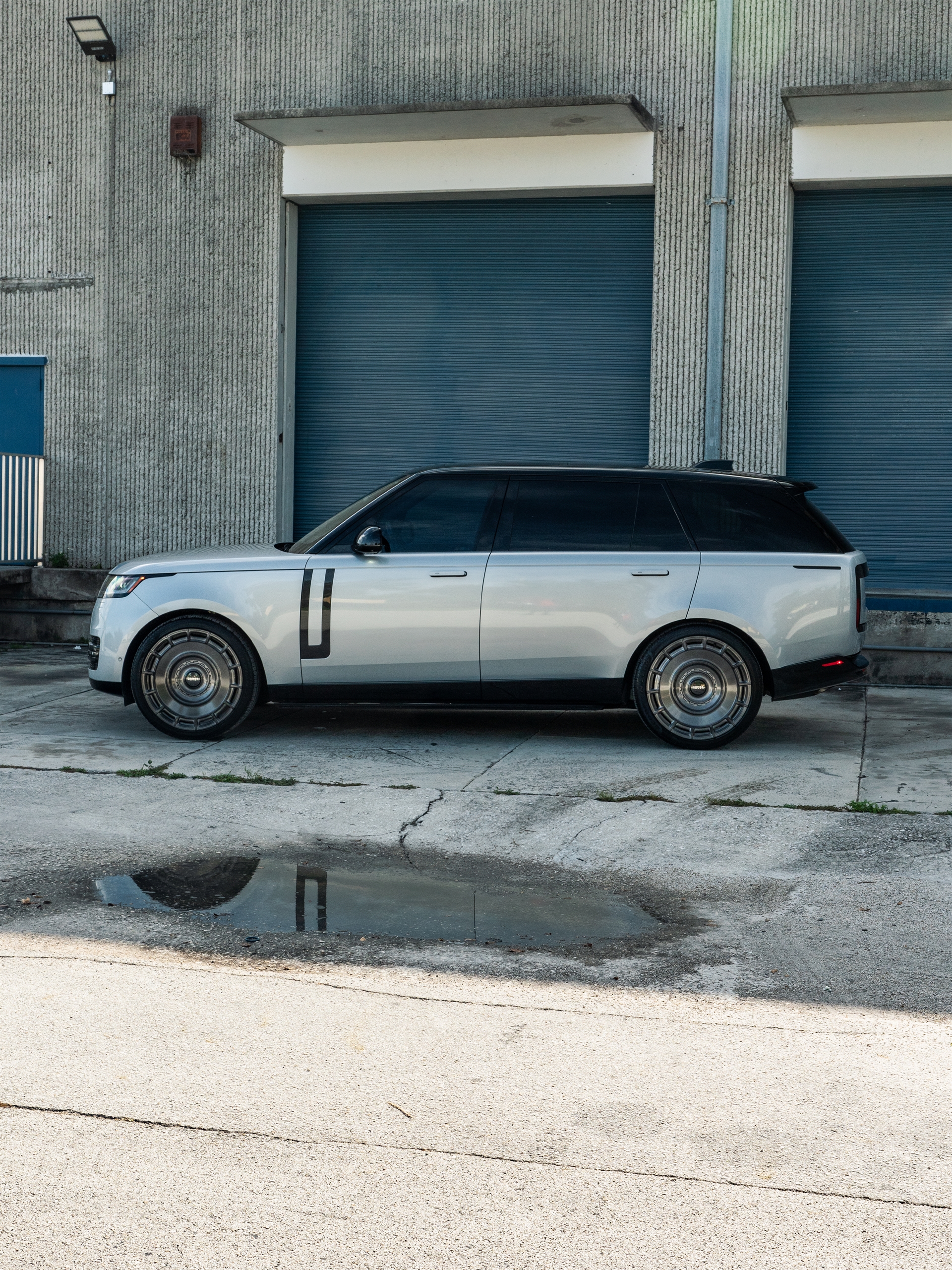 Range Rover | Ethereal Frost Silver | on Urban Automotive UV-7: Brushed Dark Smoke
