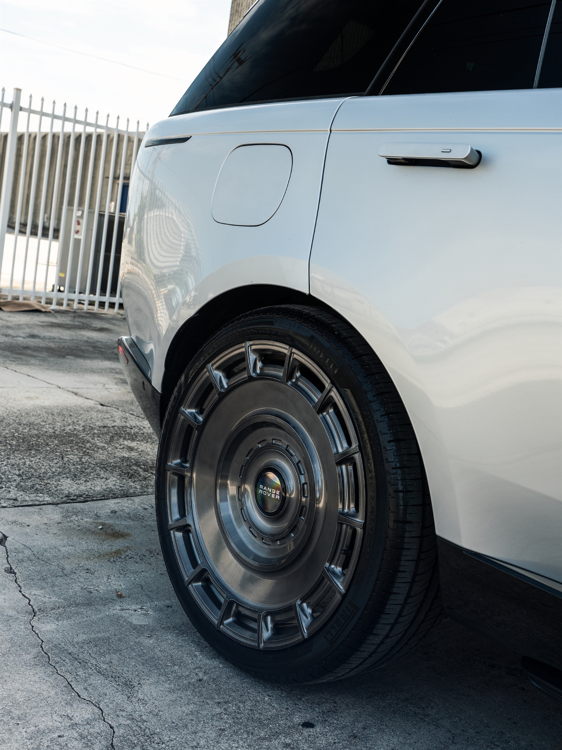 Range Rover | Ethereal Frost Silver | on Urban Automotive UV-7: Brushed Dark Smoke