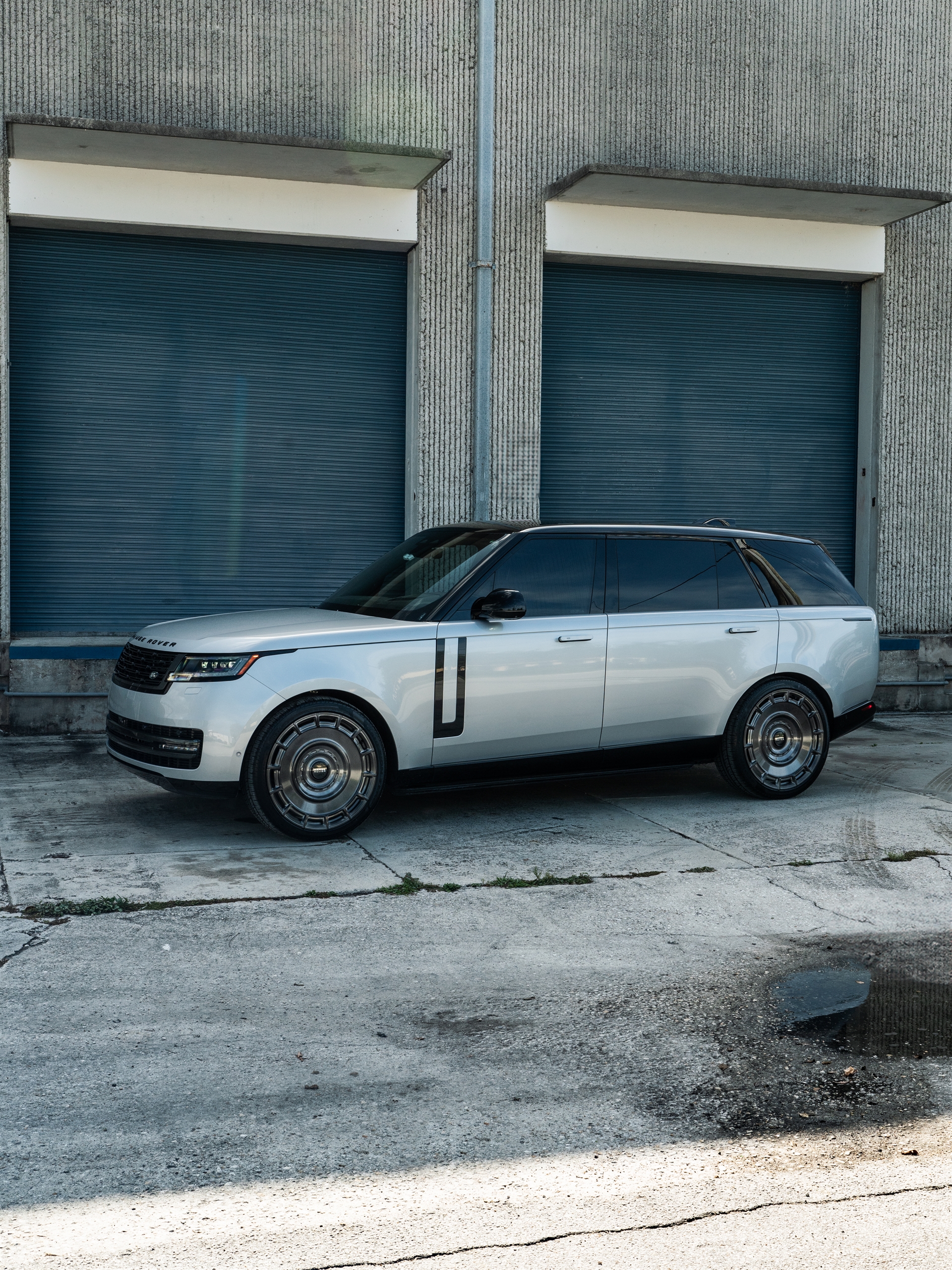 Range Rover | Ethereal Frost Silver | on Urban Automotive UV-7: Brushed Dark Smoke