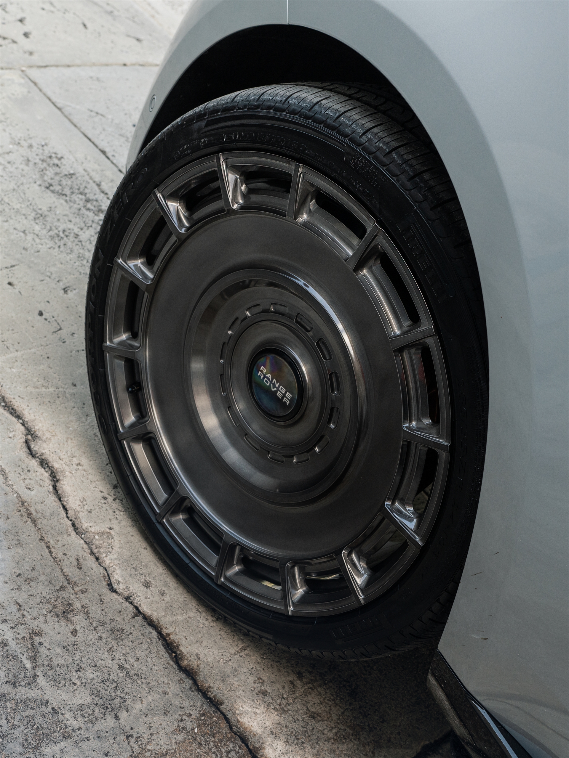 Range Rover | Ethereal Frost Silver | on Urban Automotive UV-7: Brushed Dark Smoke
