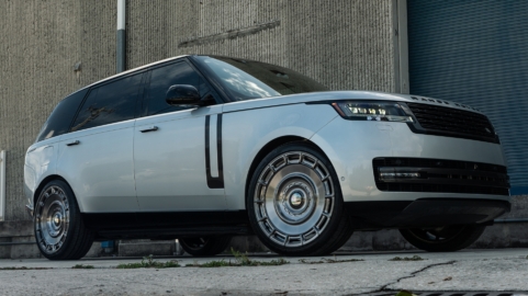 Range Rover | Ethereal Frost Silver | on Urban Automotive UV-7: Brushed Dark Smoke