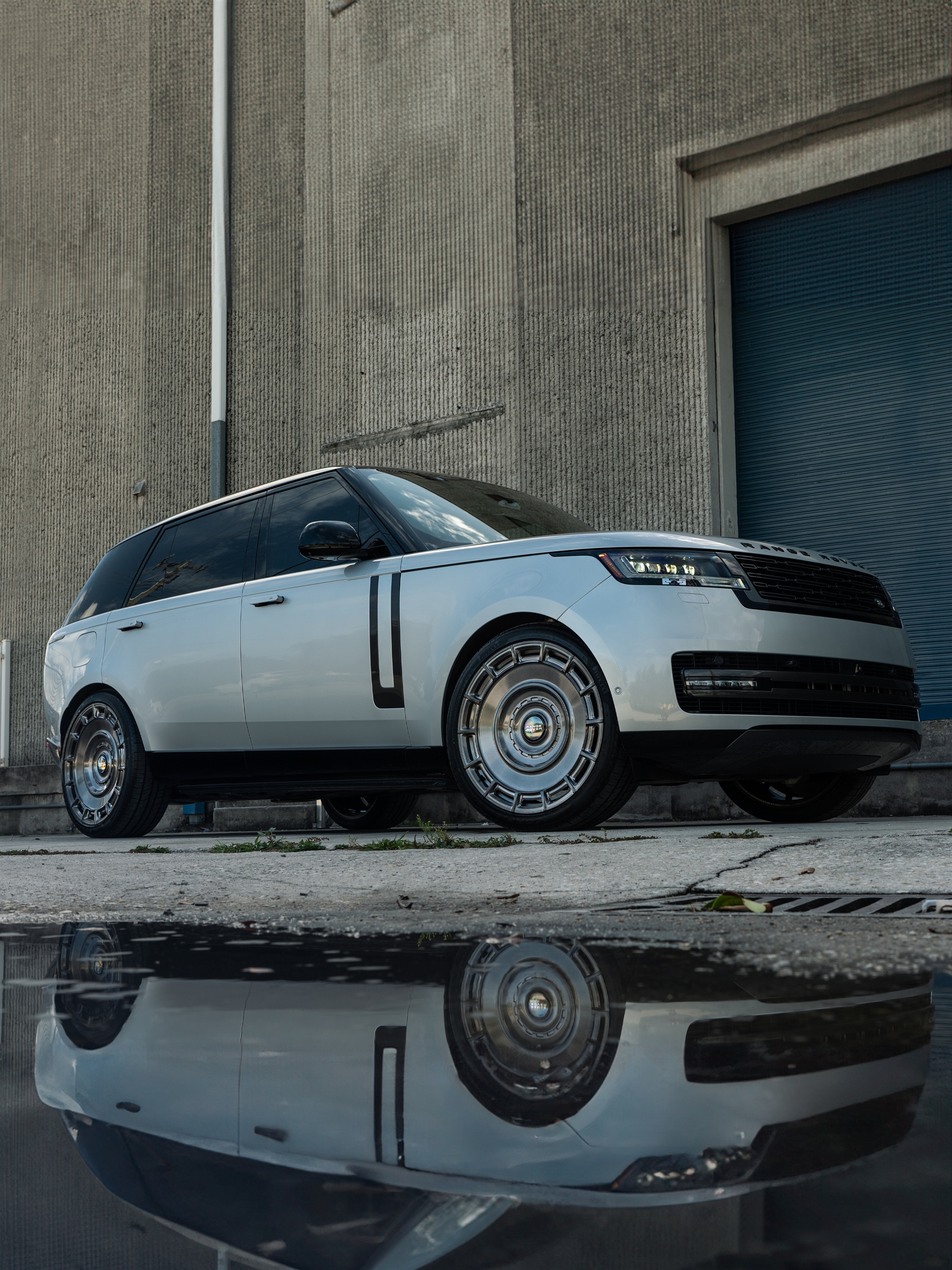 Range Rover | Ethereal Frost Silver | on Urban Automotive UV-7: Brushed Dark Smoke