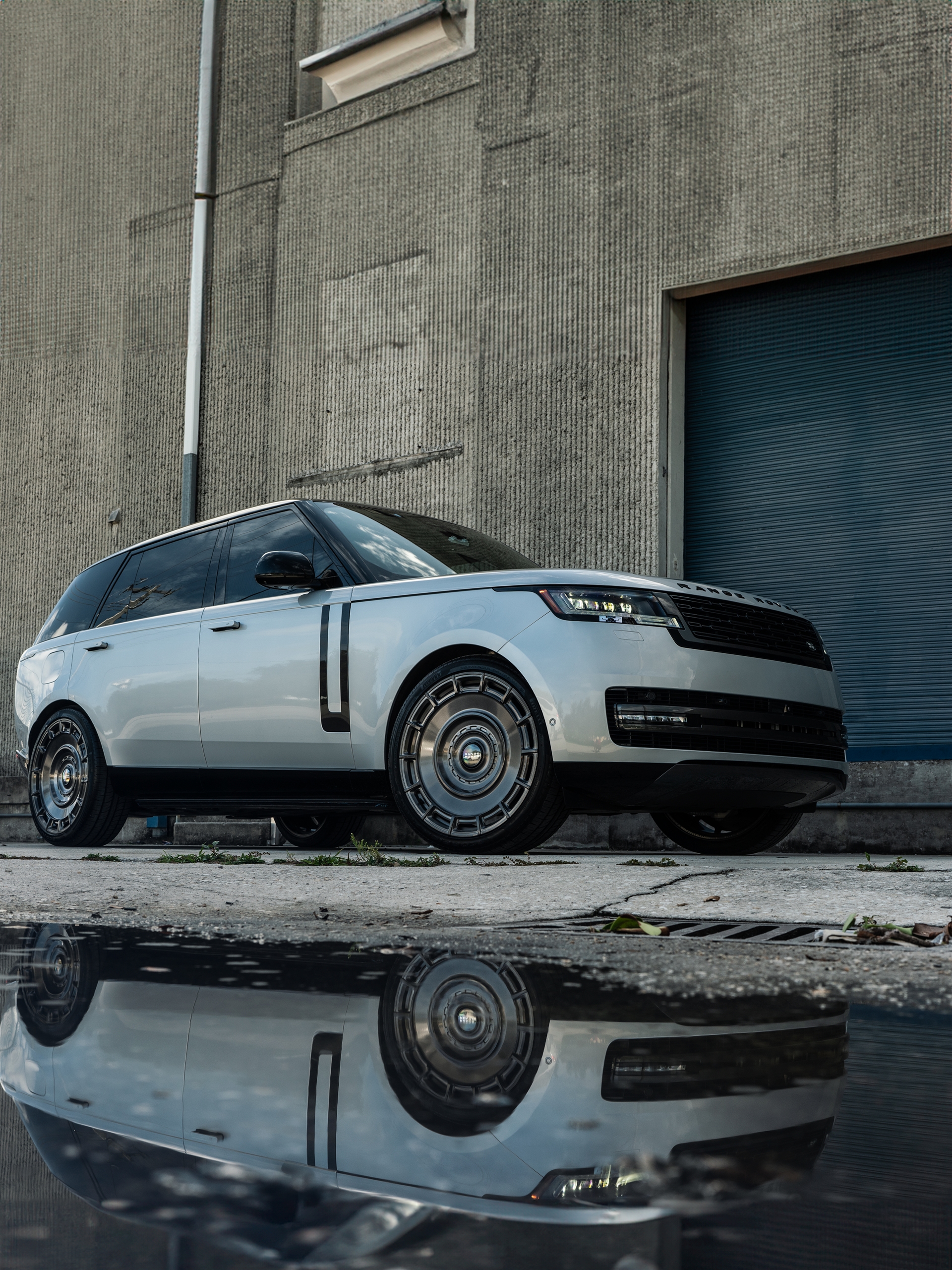 Range Rover | Ethereal Frost Silver | on Urban Automotive UV-7: Brushed Dark Smoke