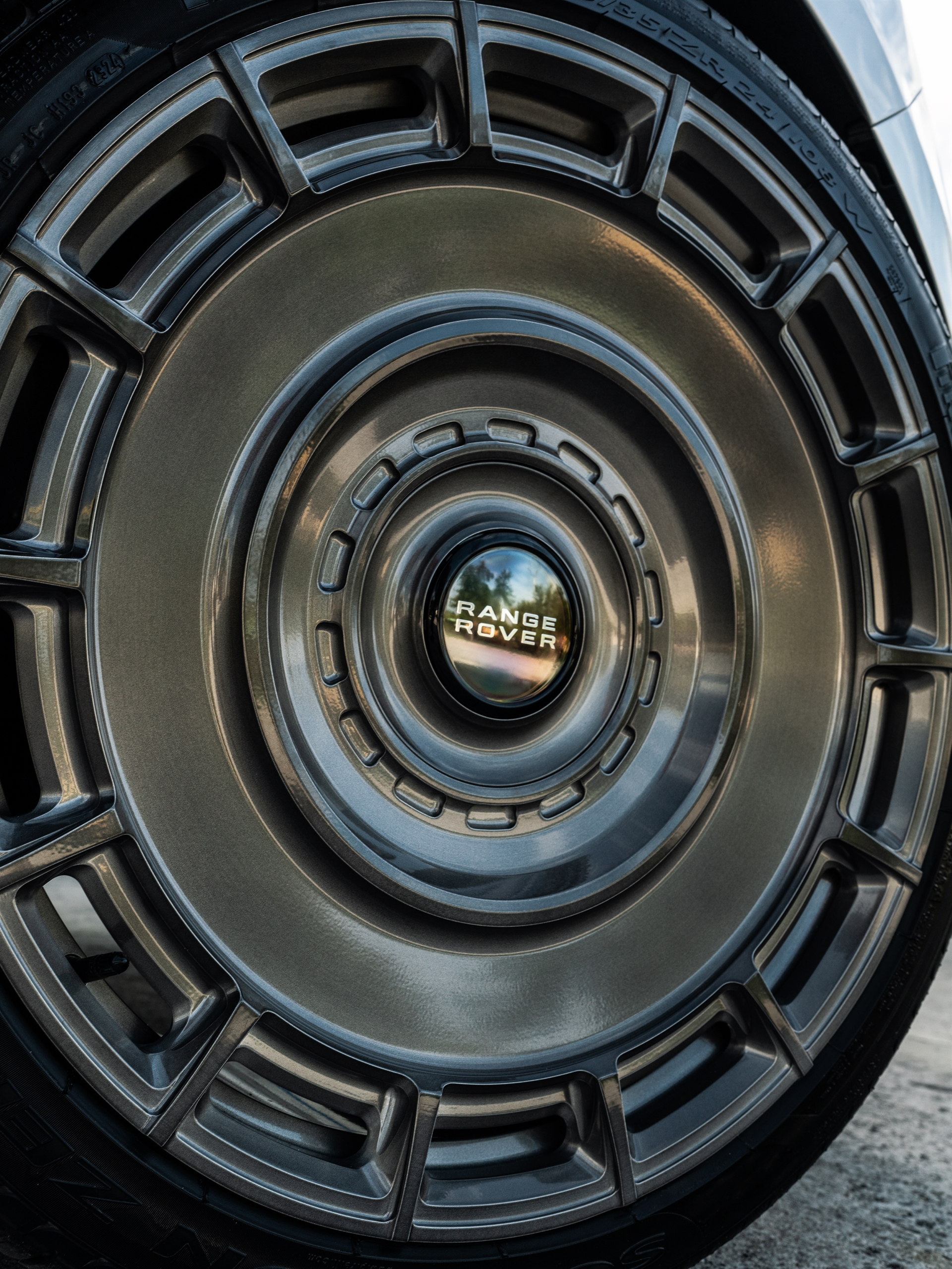 Range Rover | Ethereal Frost Silver | on Urban Automotive UV-7: Brushed Dark Smoke