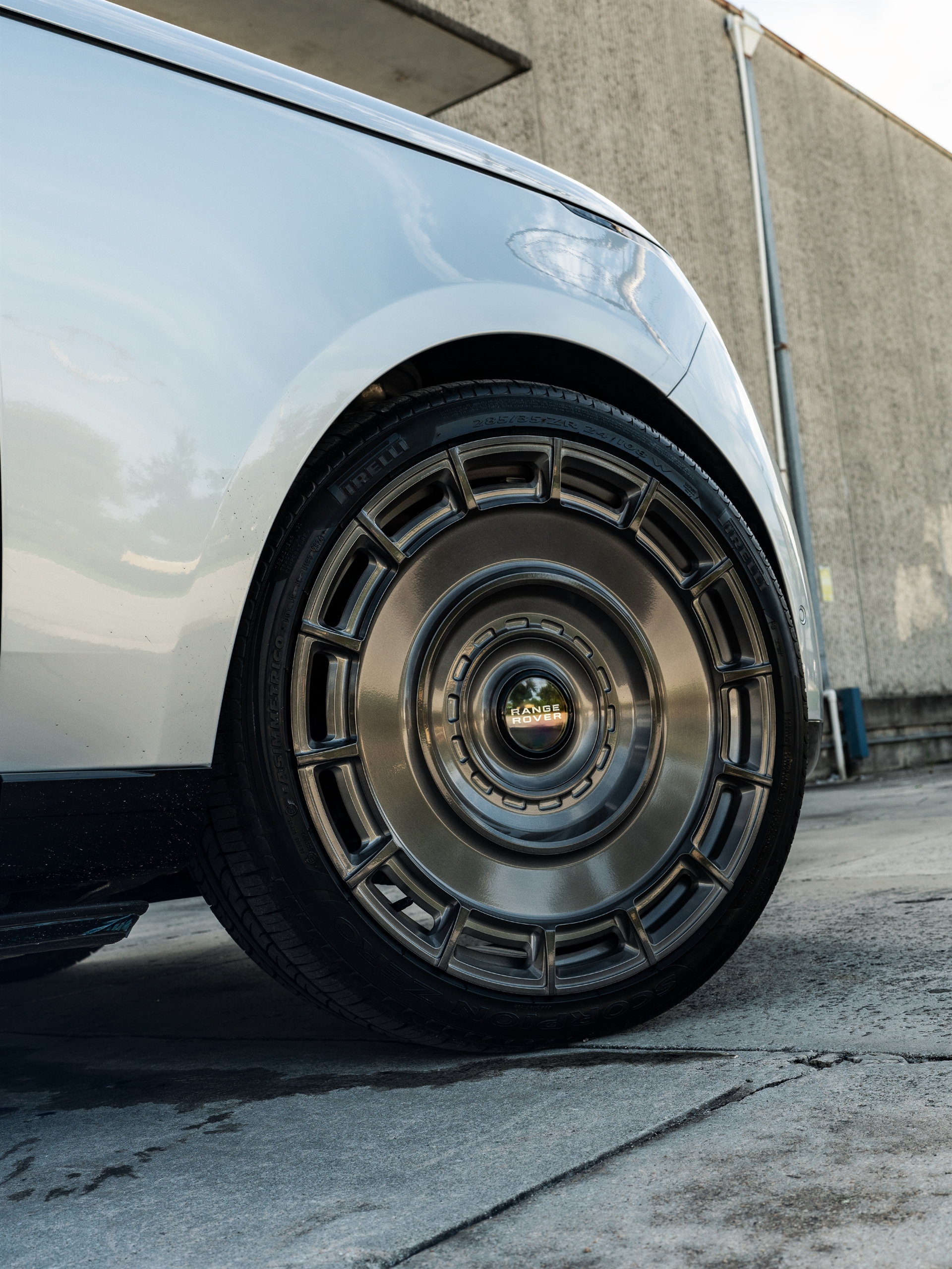 Range Rover | Ethereal Frost Silver | on Urban Automotive UV-7: Brushed Dark Smoke