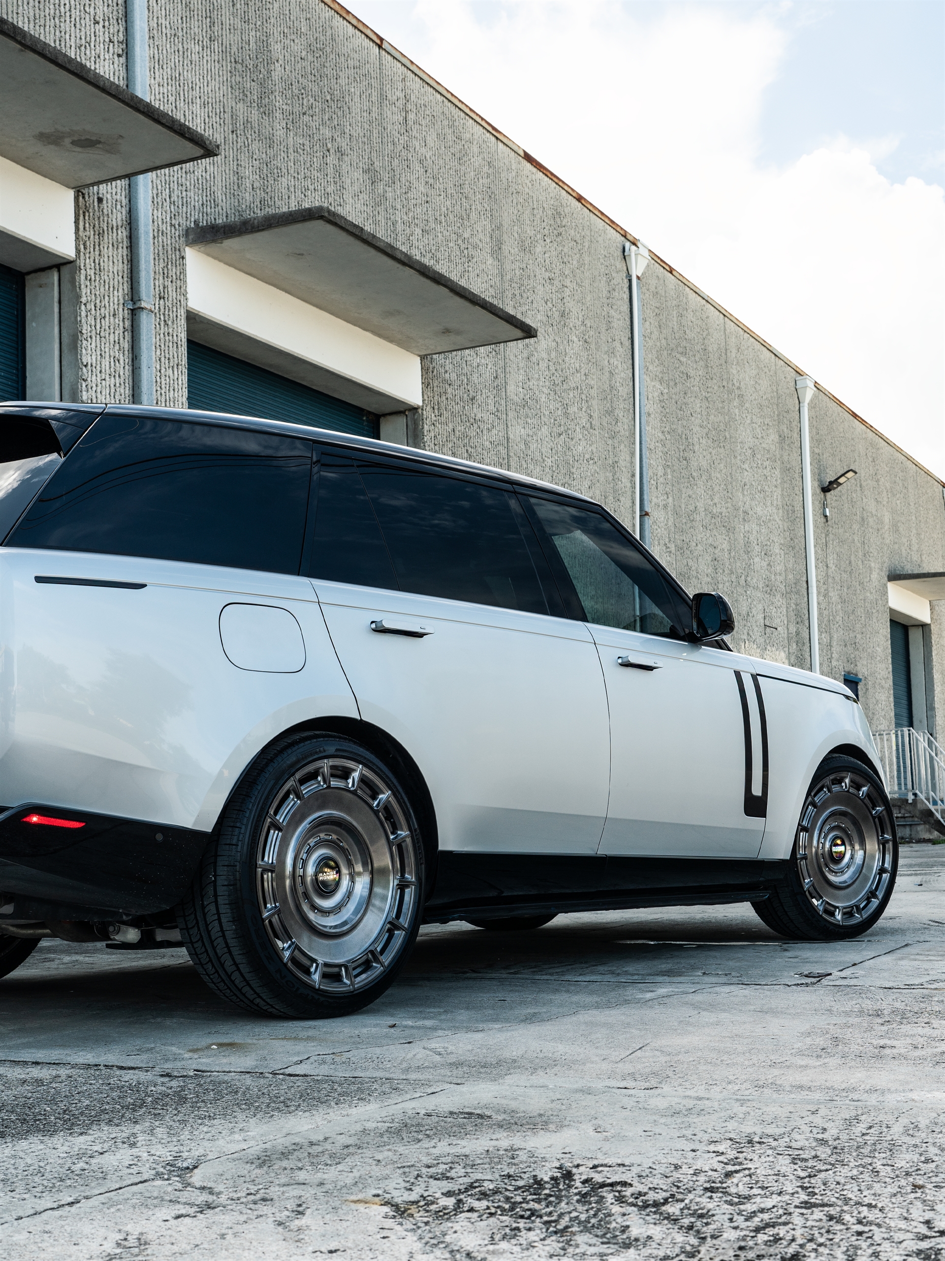 Range Rover | Ethereal Frost Silver | on Urban Automotive UV-7: Brushed Dark Smoke