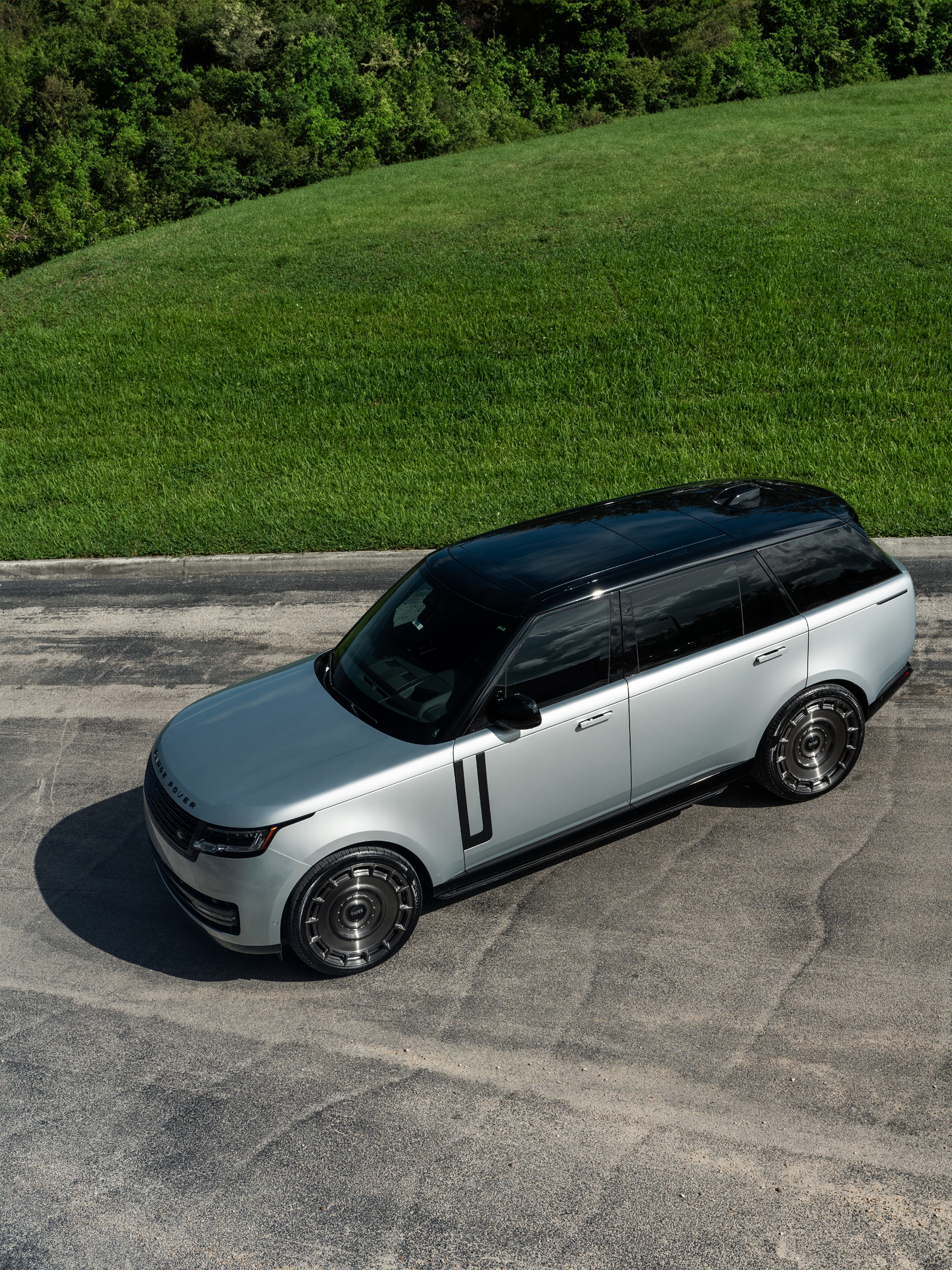 Range Rover | Ethereal Frost Silver | on Urban Automotive UV-7: Brushed Dark Smoke