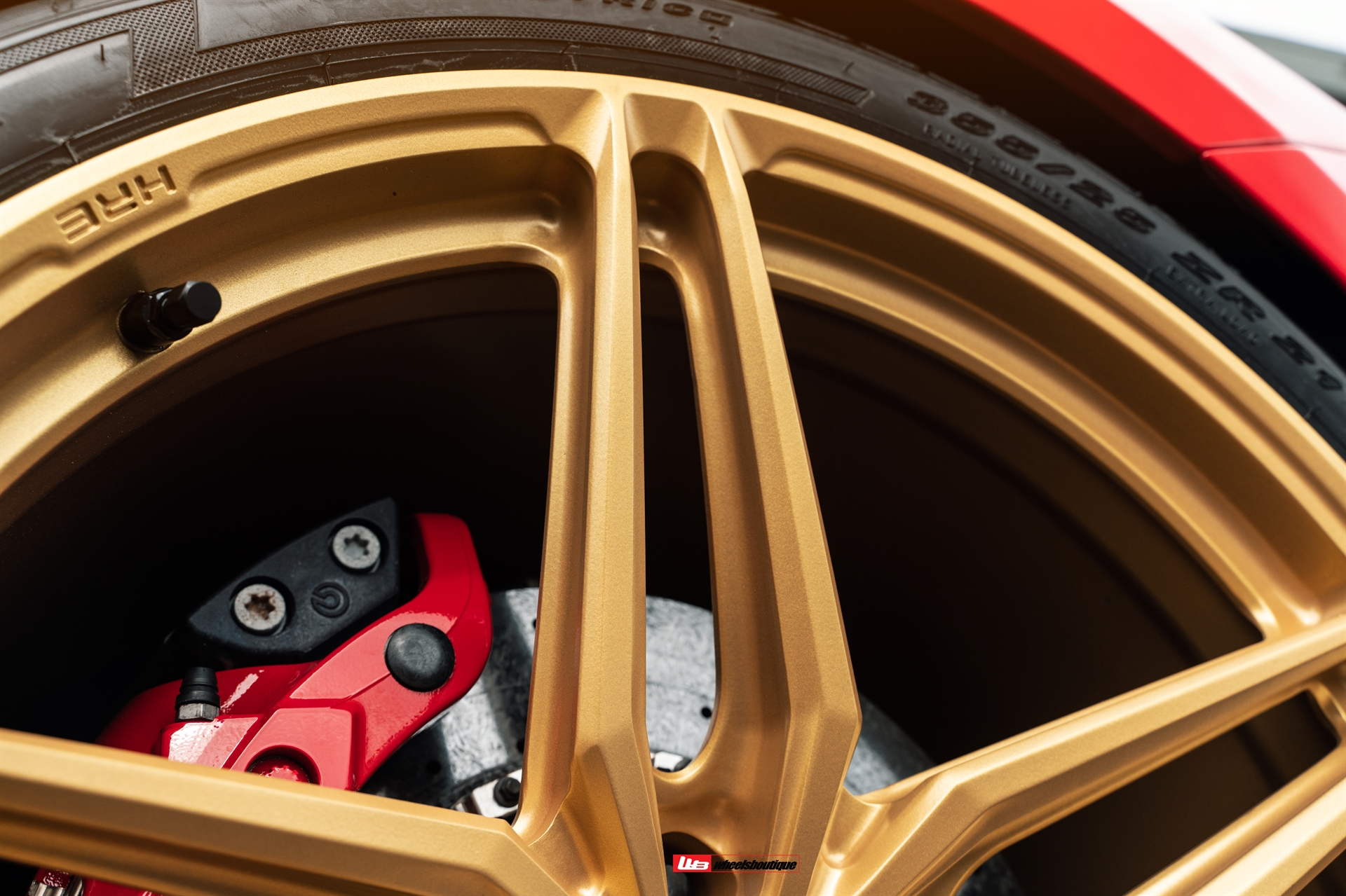 Ferrari 488 Spider | Rosso Corsa | on HRE P107SC | Frozen Polished Gold
