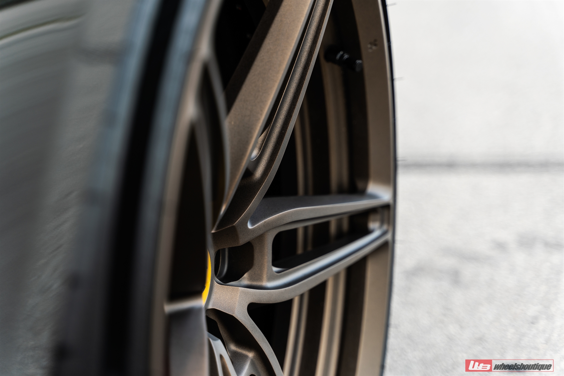 Ferrari 812 | Nero | on ANRKY AN27 | Satin Bronze