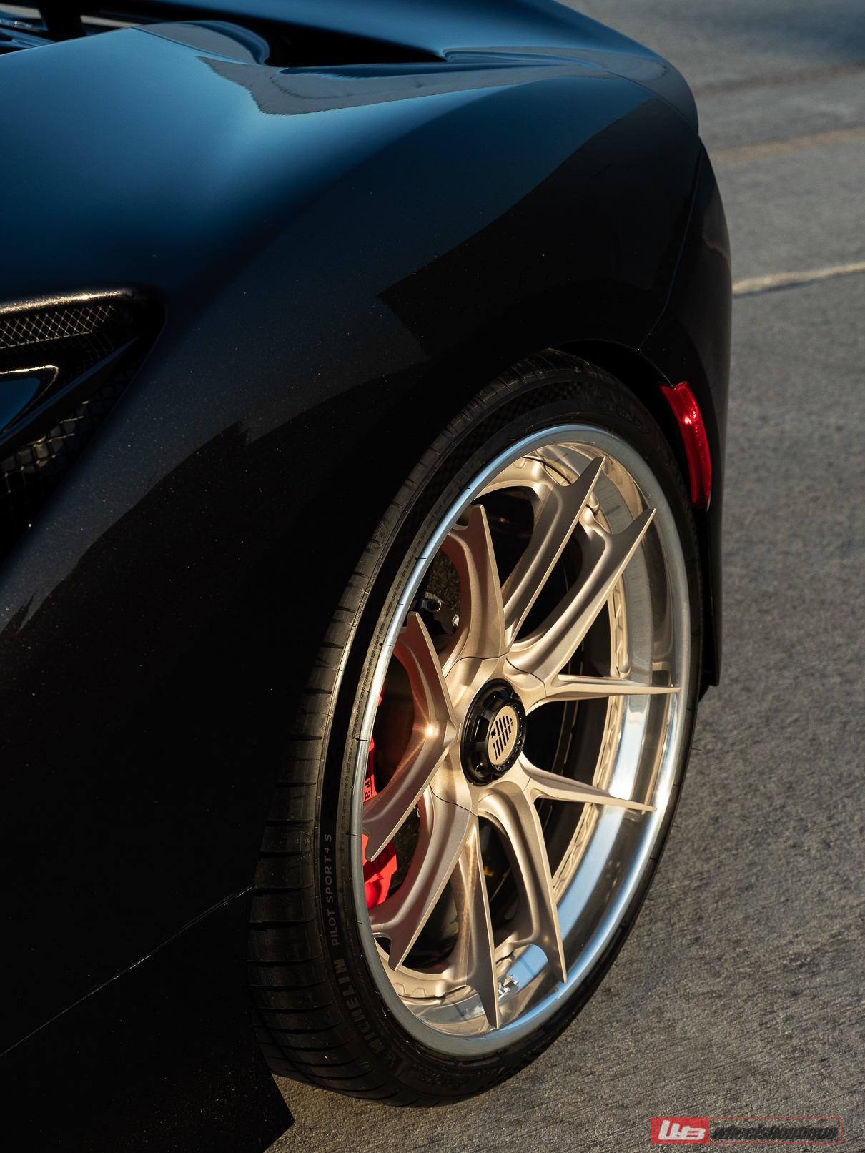 Ferrari F8 | Nero | ANRKY XR-301 | Satin White Gold