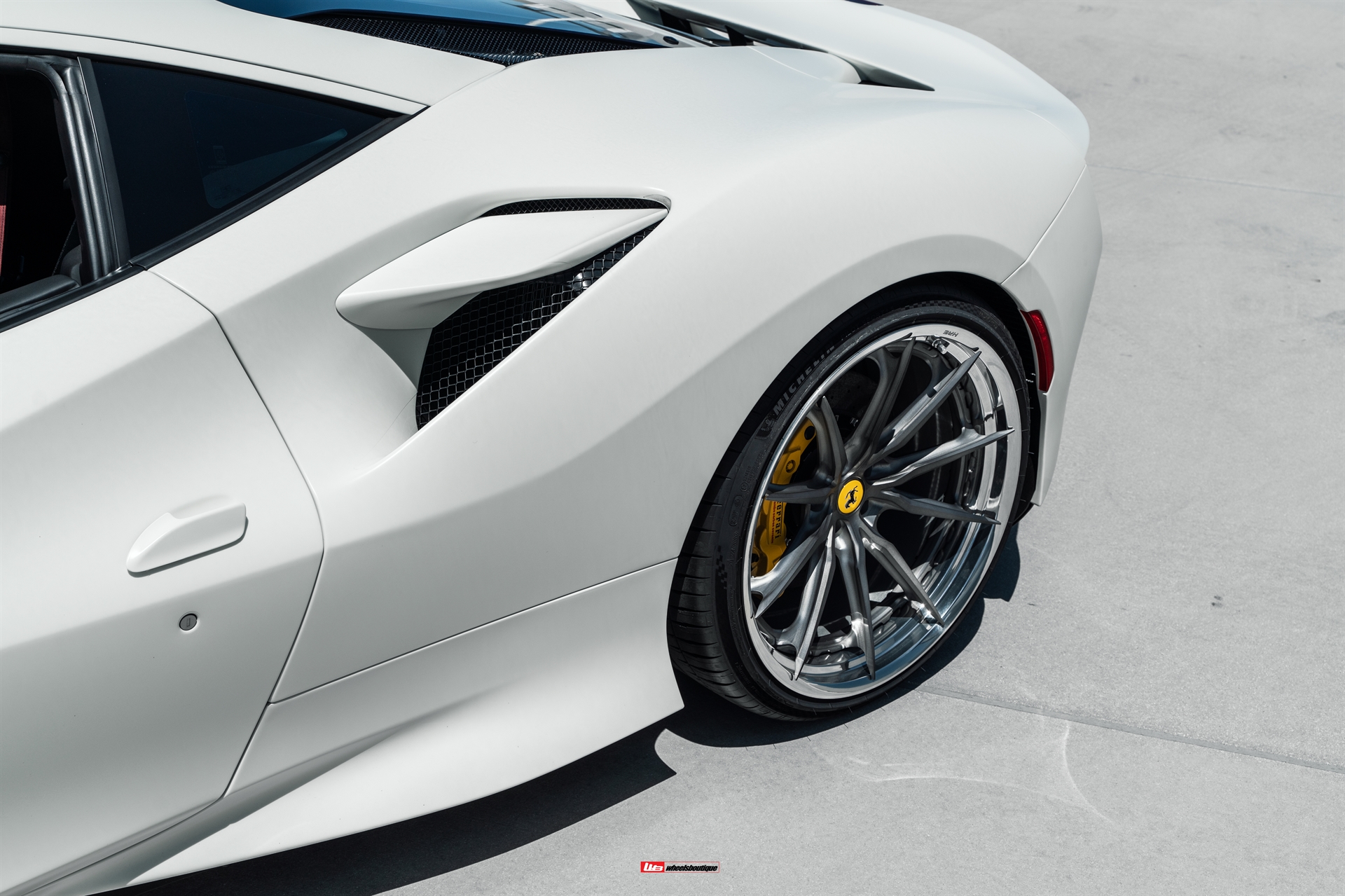 Ferrari F8 | Bianco Avus | HRE S104SC | Frozen Dark Clear