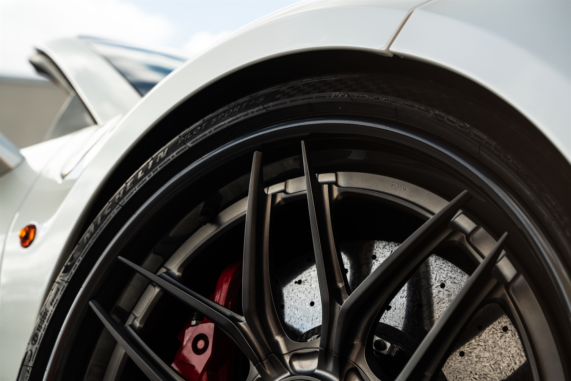 Ferrari 488 Spider | Bianco Avus | on 1886 XR004 | Frozen Polished Liquid Smoke