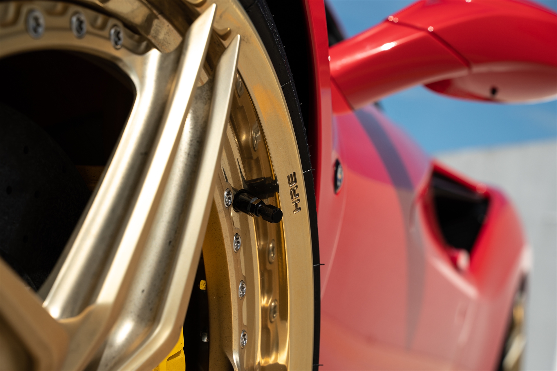 Ferrari F8 | Rosso Corsa | on HRE S107SC | Frozen Polished Gold