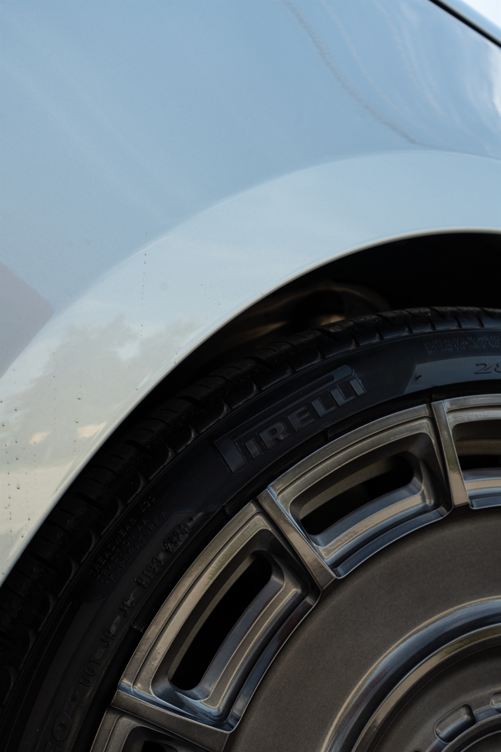Range Rover | Ethereal Frost Silver | on Urban Automotive UV-7: Brushed Dark Smoke