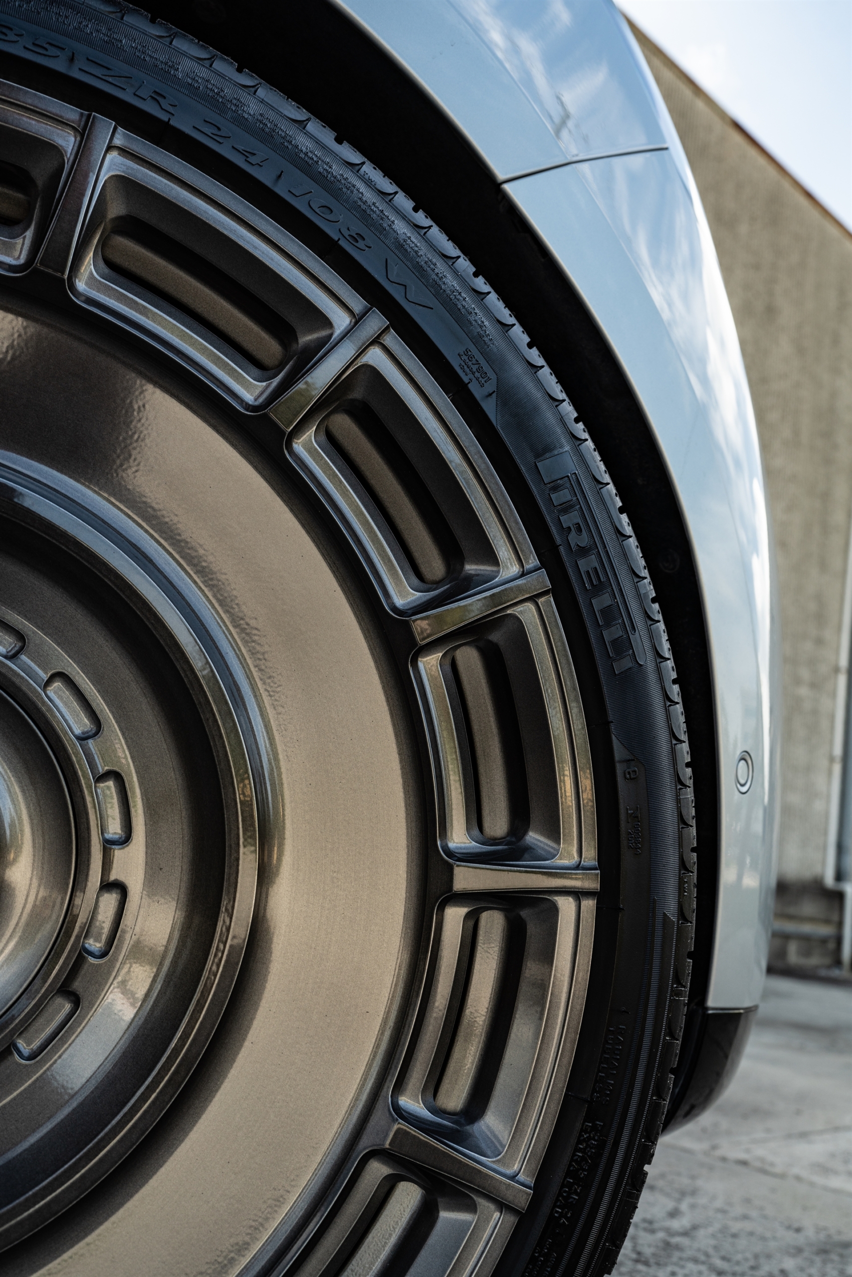 Range Rover | Ethereal Frost Silver | on Urban Automotive UV-7: Brushed Dark Smoke
