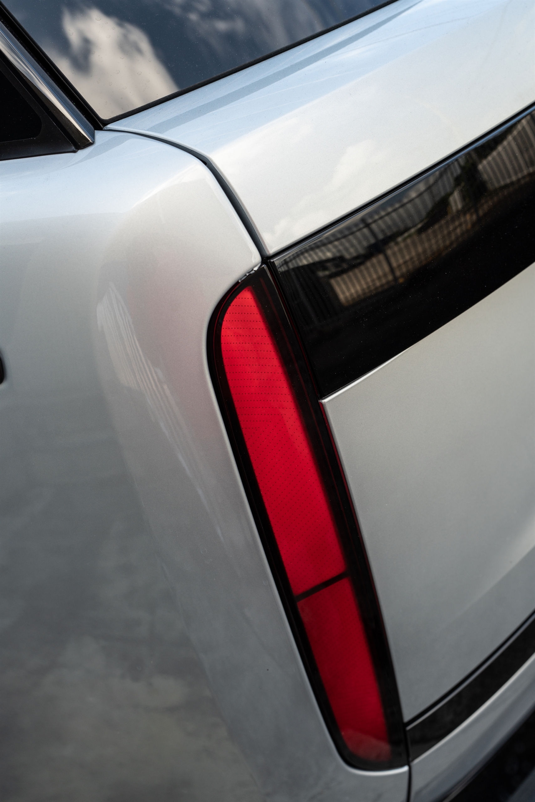 Range Rover | Ethereal Frost Silver | on Urban Automotive UV-7: Brushed Dark Smoke