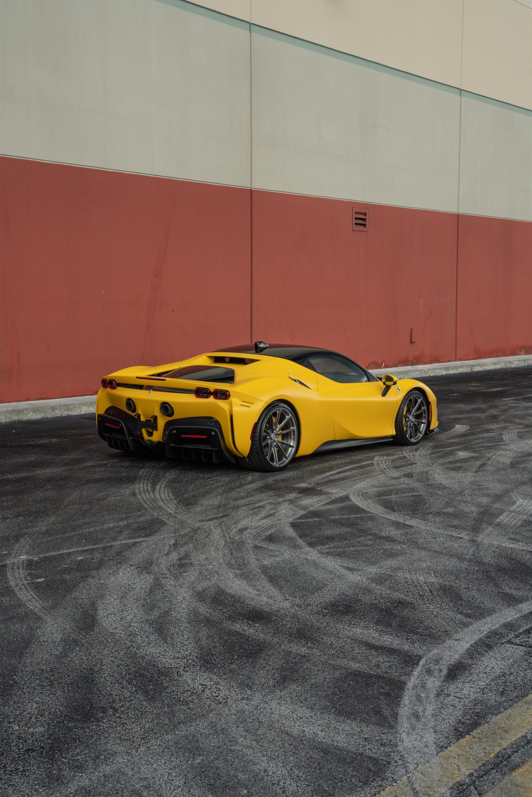 Ferrari SF90 | Giallo Modena | HRE P104SC | Brushed Dark Clear