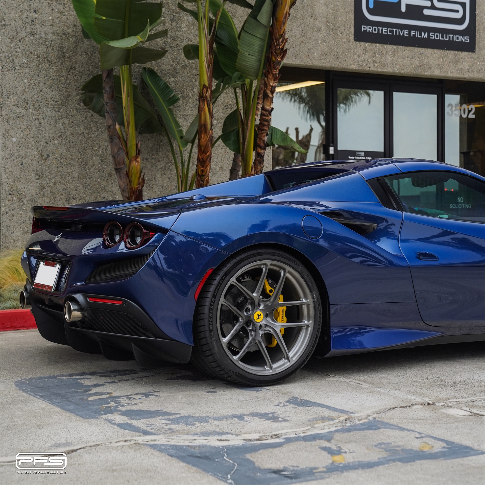 Ferrari F8 | TDF Blu | on R101 LW | Brushed Dark Clear