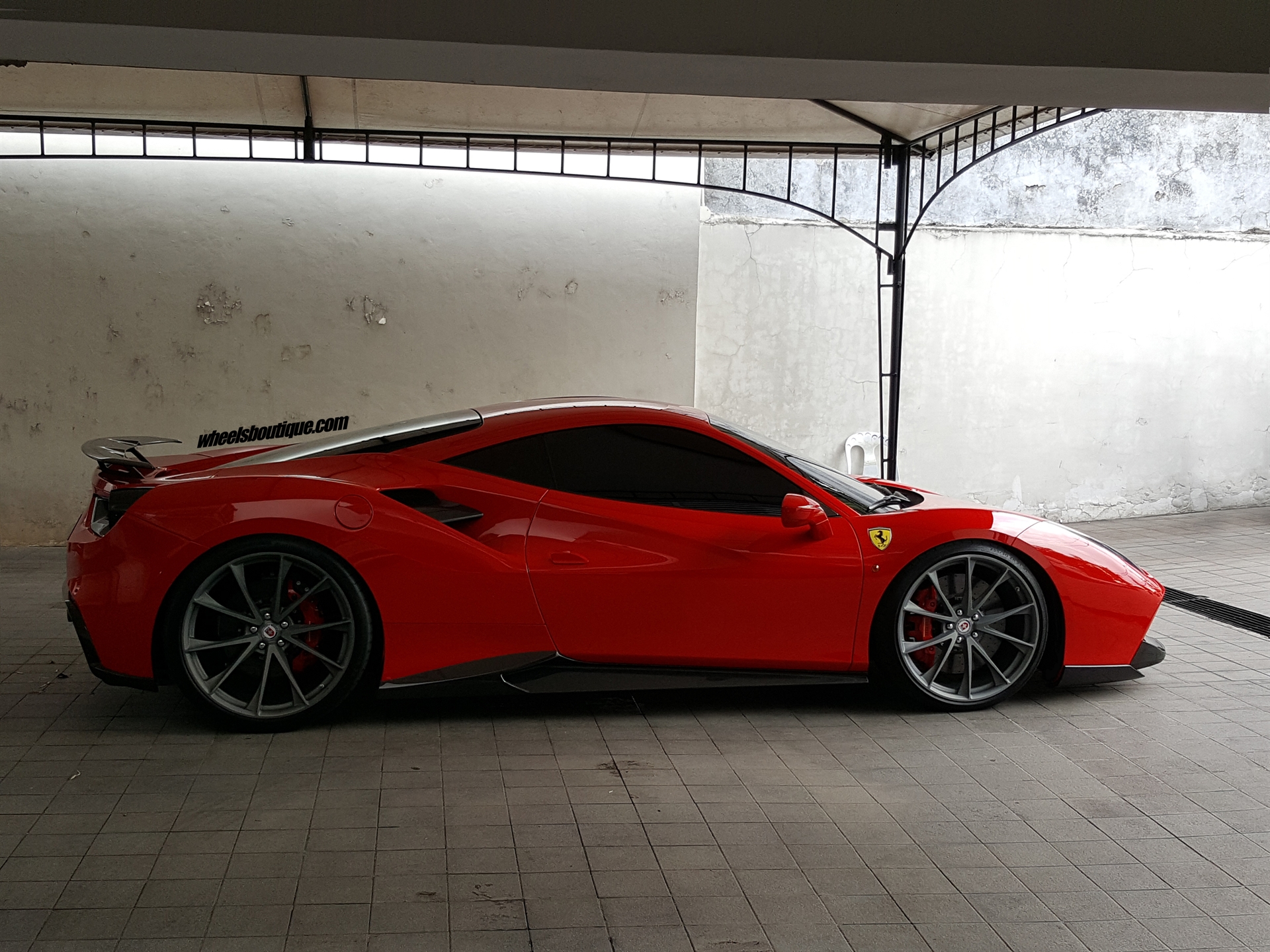Ferrari 488 | Rosso Corsa | on HRE P204 | Frozen Polished Dark Clear