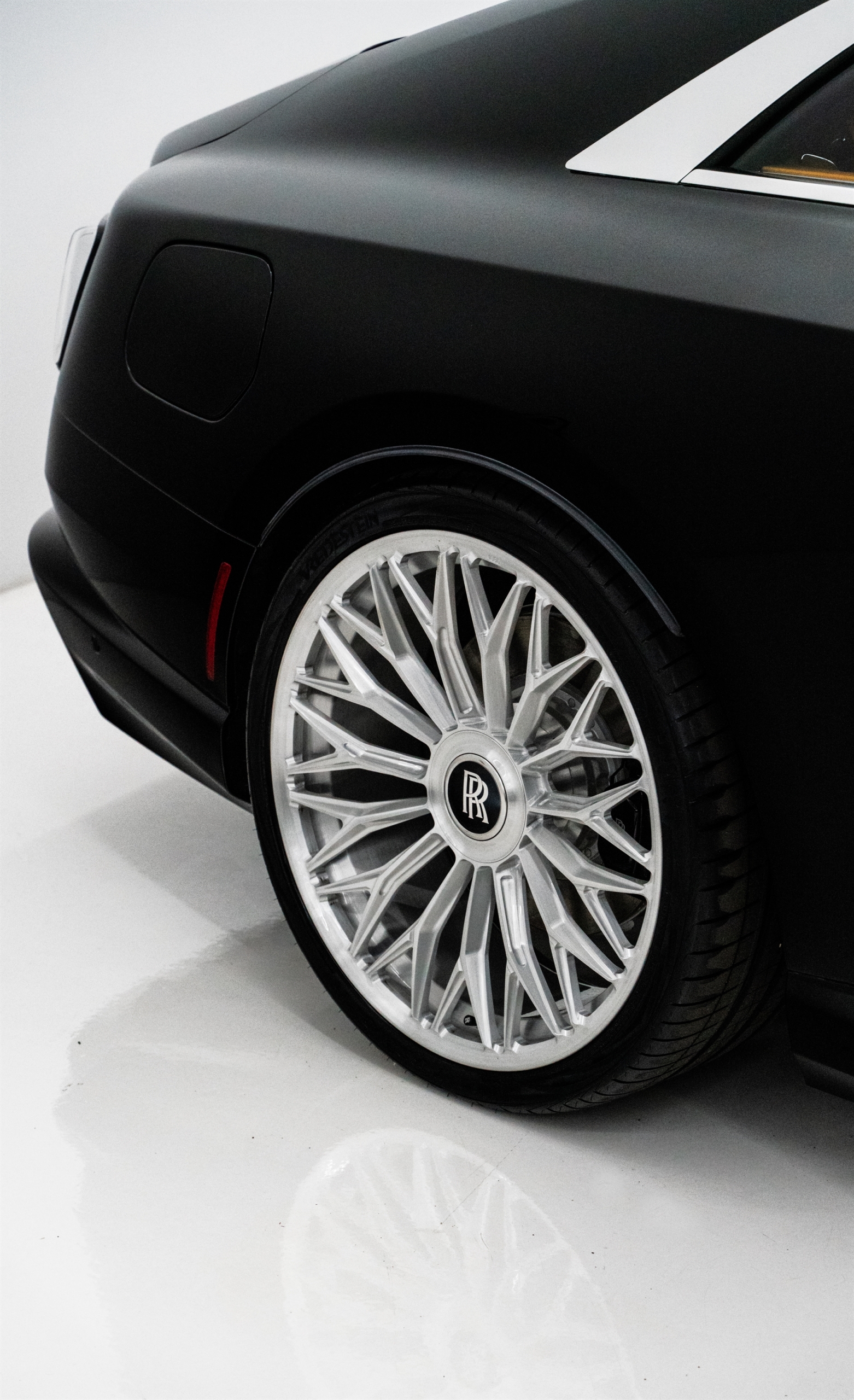 Rolls-Royce Spectre | Black Diamond | 1886 G-015 Wheels | Brushed Clear