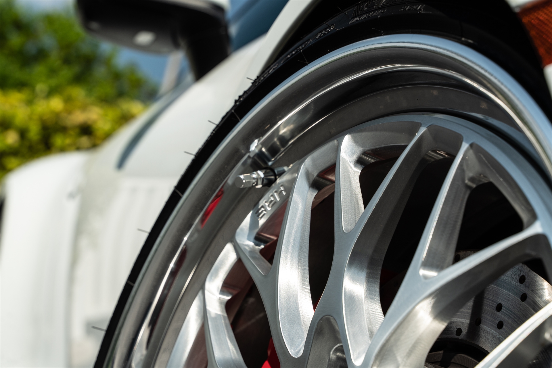 Porsche 992 Carrera S | Carrera White | on HRE 520 FMR | Brushed Clear