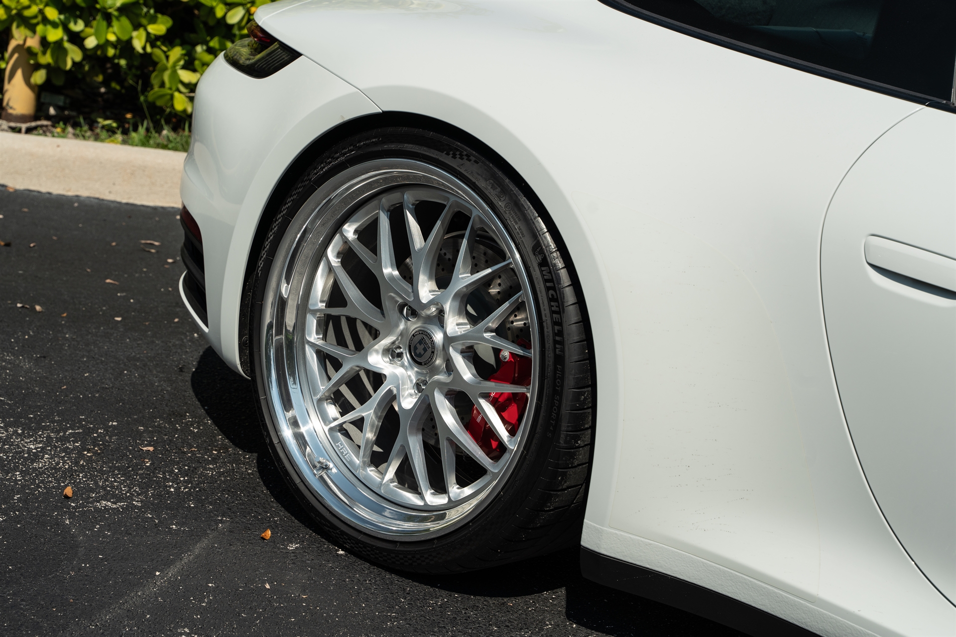 Porsche 992 Carrera S | Carrera White | on HRE 520 FMR | Brushed Clear