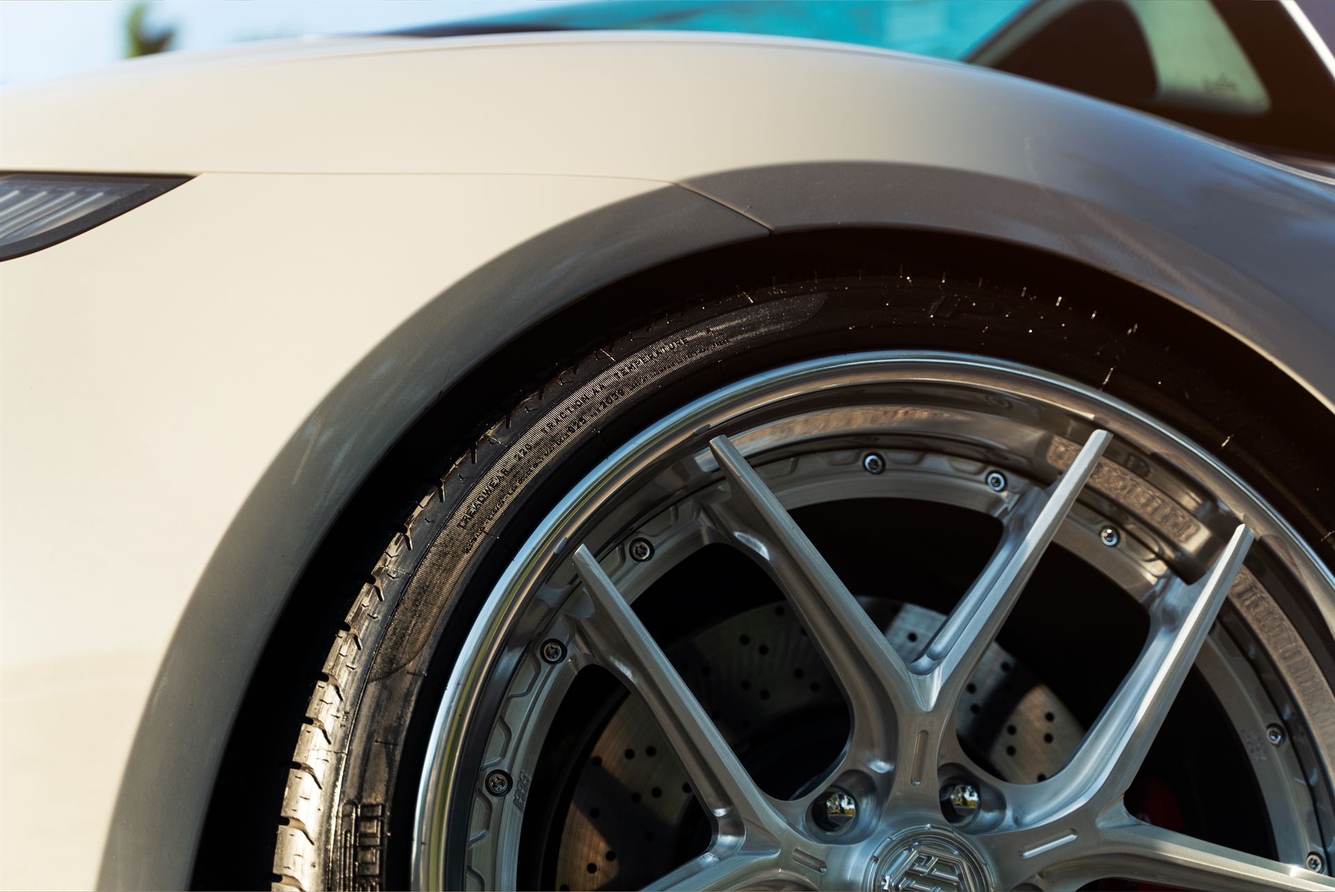 Porsche 992 Targa 4GTS on 1886 Wheels