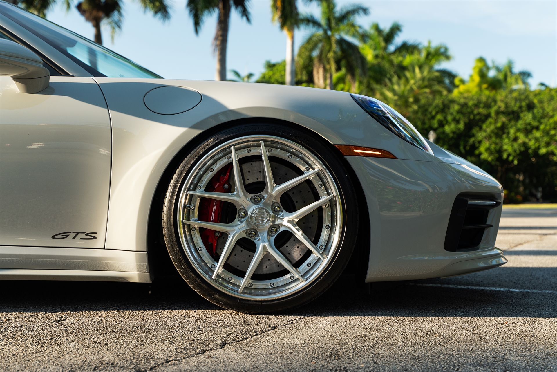 Porsche 992 Targa 4GTS on 1886 Wheels