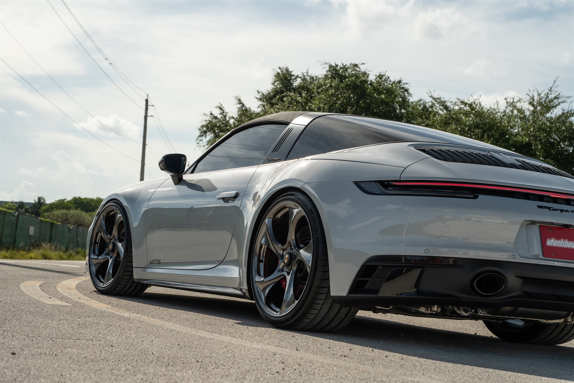 Porsche 992 GTS | Ice Gray Metallic | on HRE 522M | Polished Dark Clear