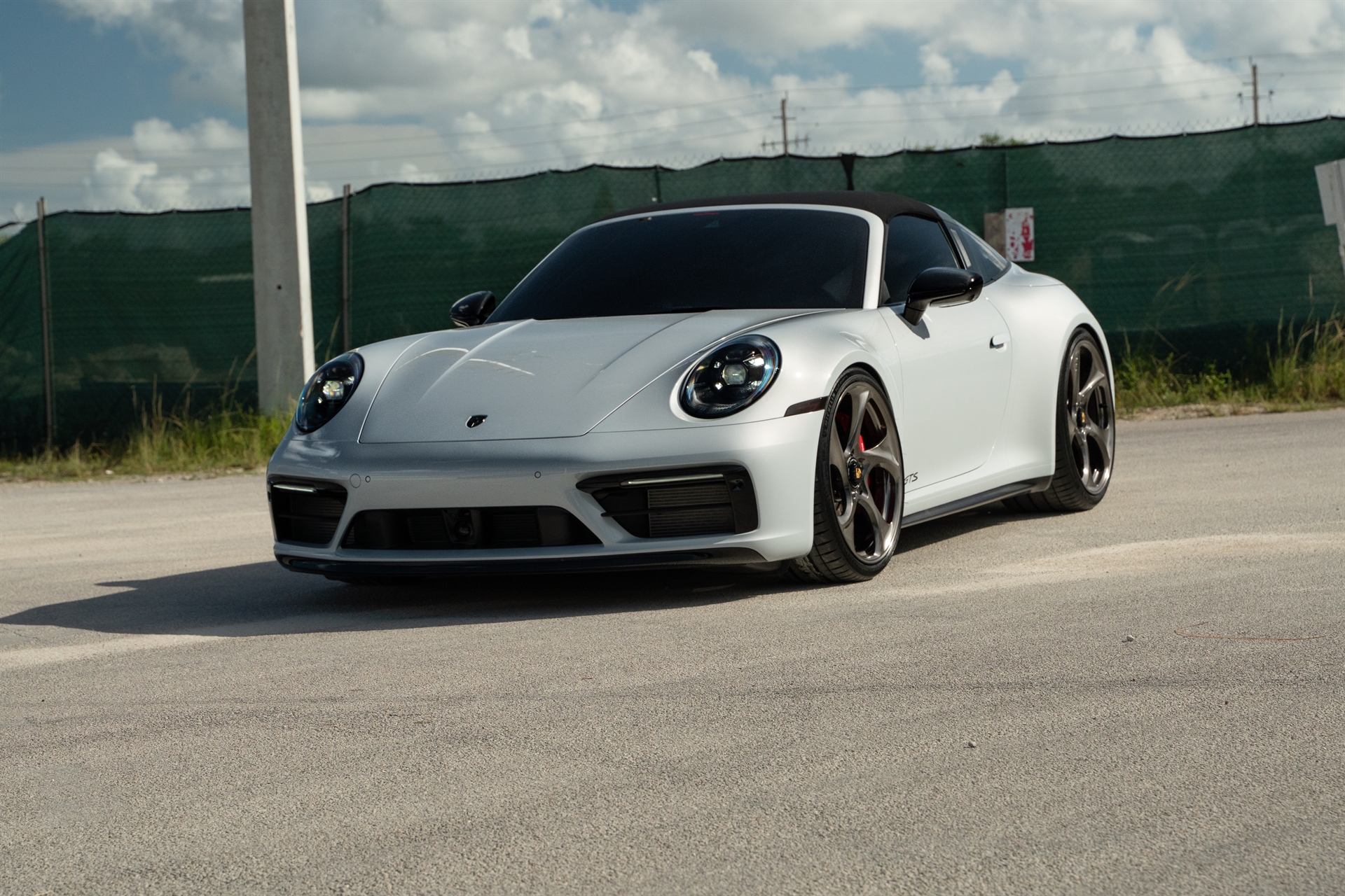 Porsche 992 GTS | Ice Gray Metallic | on HRE 522M | Polished Dark Clear
