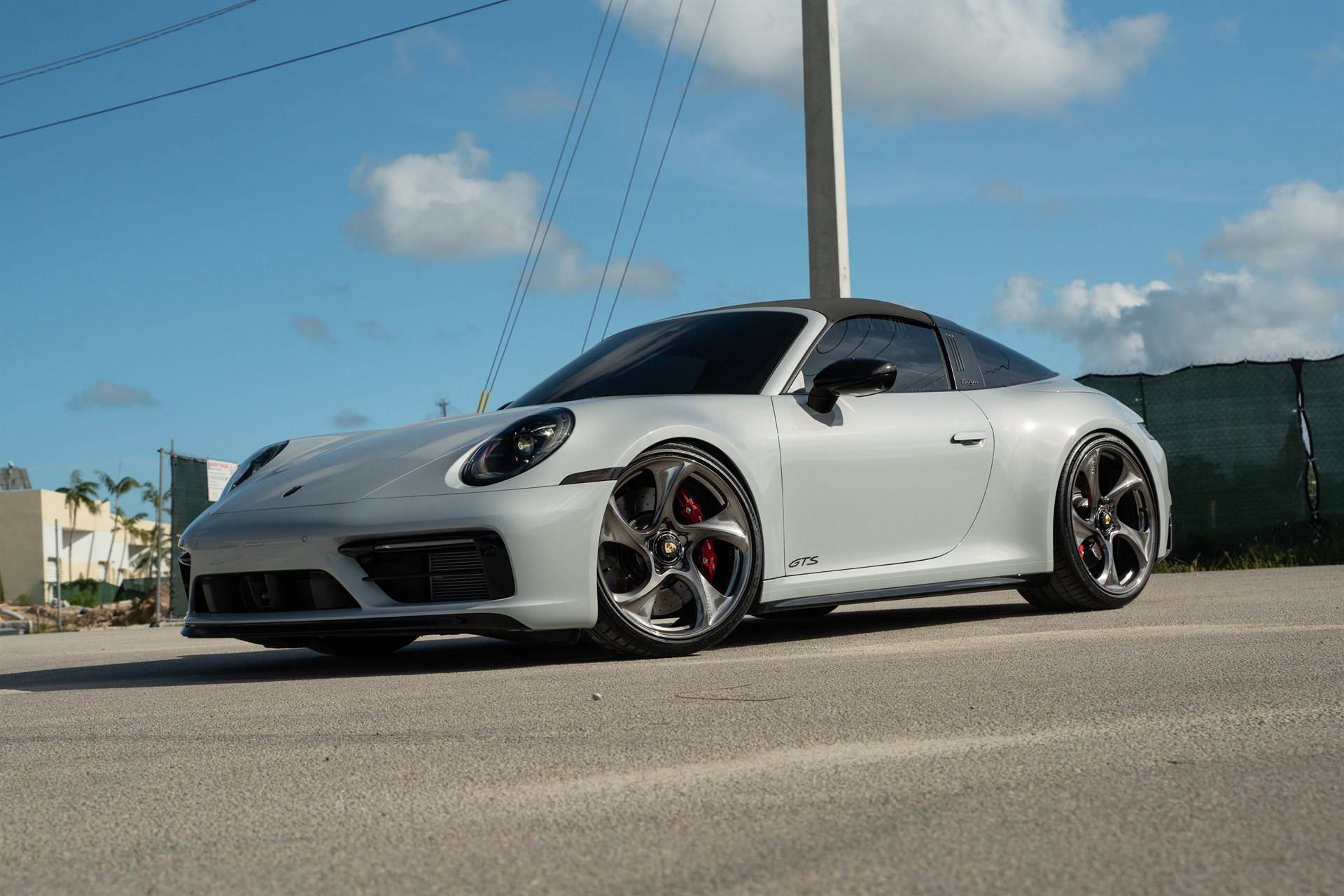 Porsche 992 GTS | Ice Gray Metallic | on HRE 522M | Polished Dark Clear