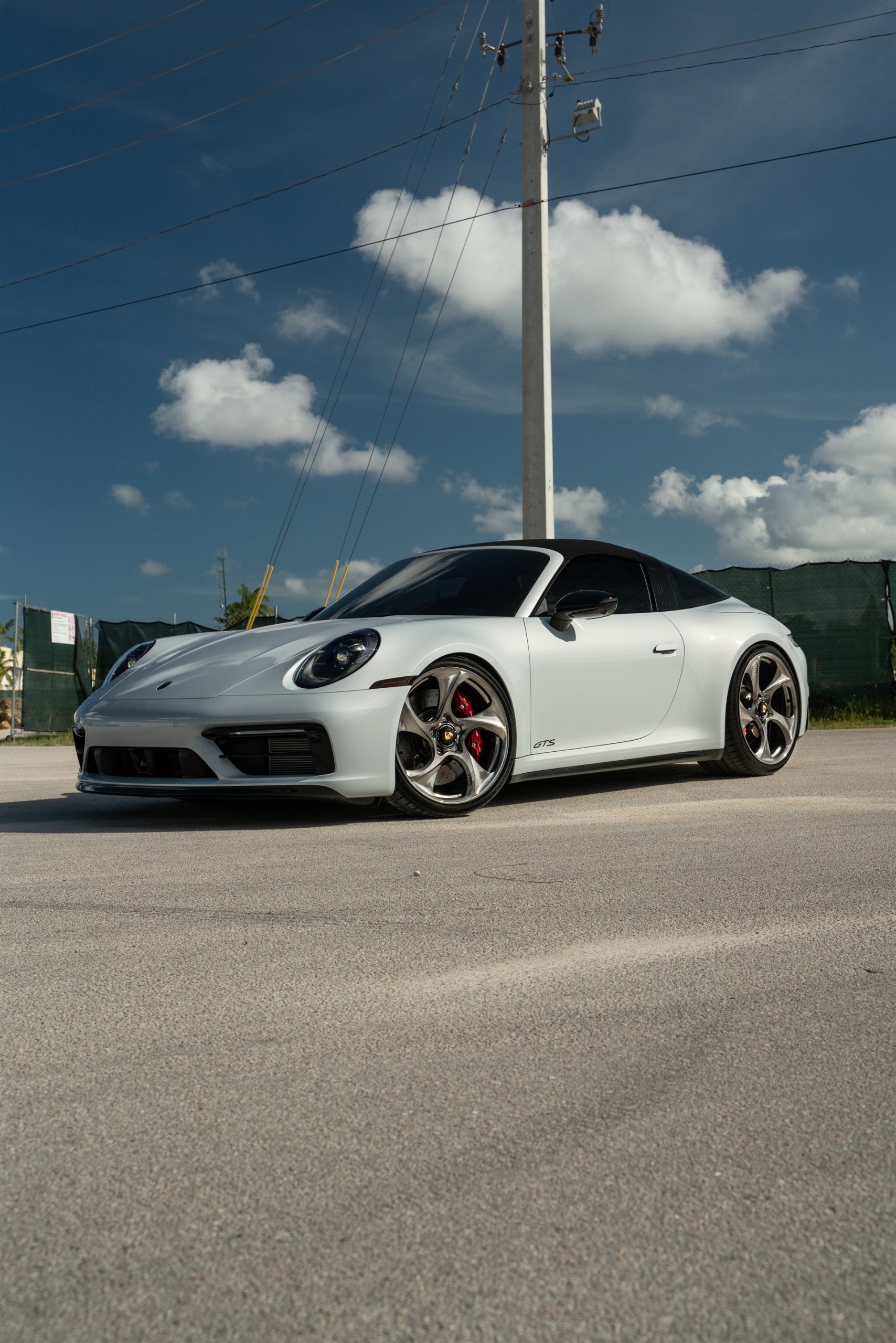 Porsche 992 GTS | Ice Gray Metallic | on HRE 522M | Polished Dark Clear