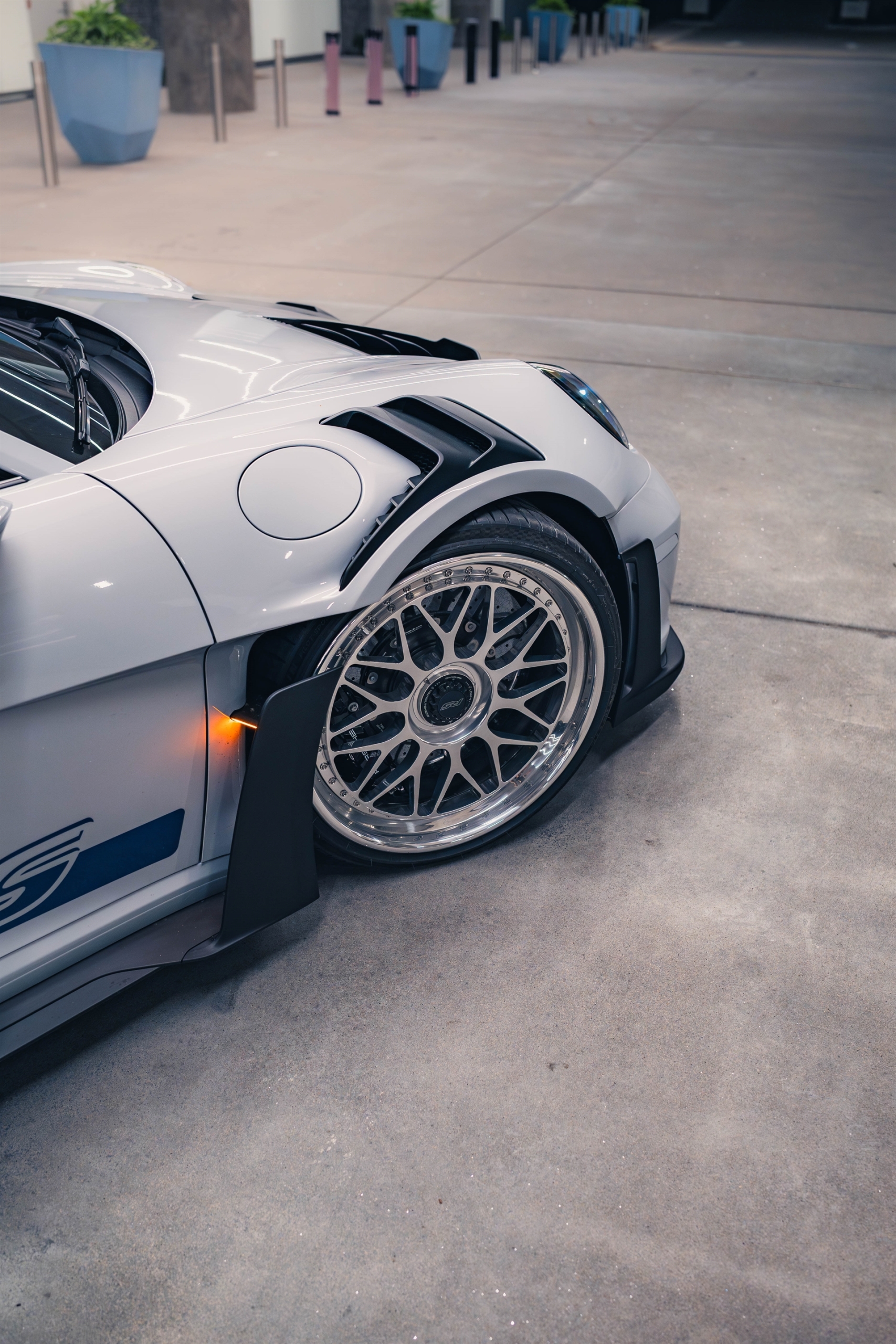 Porsche 992 Carrera GT3 RS on HRE Wheels Classics 300