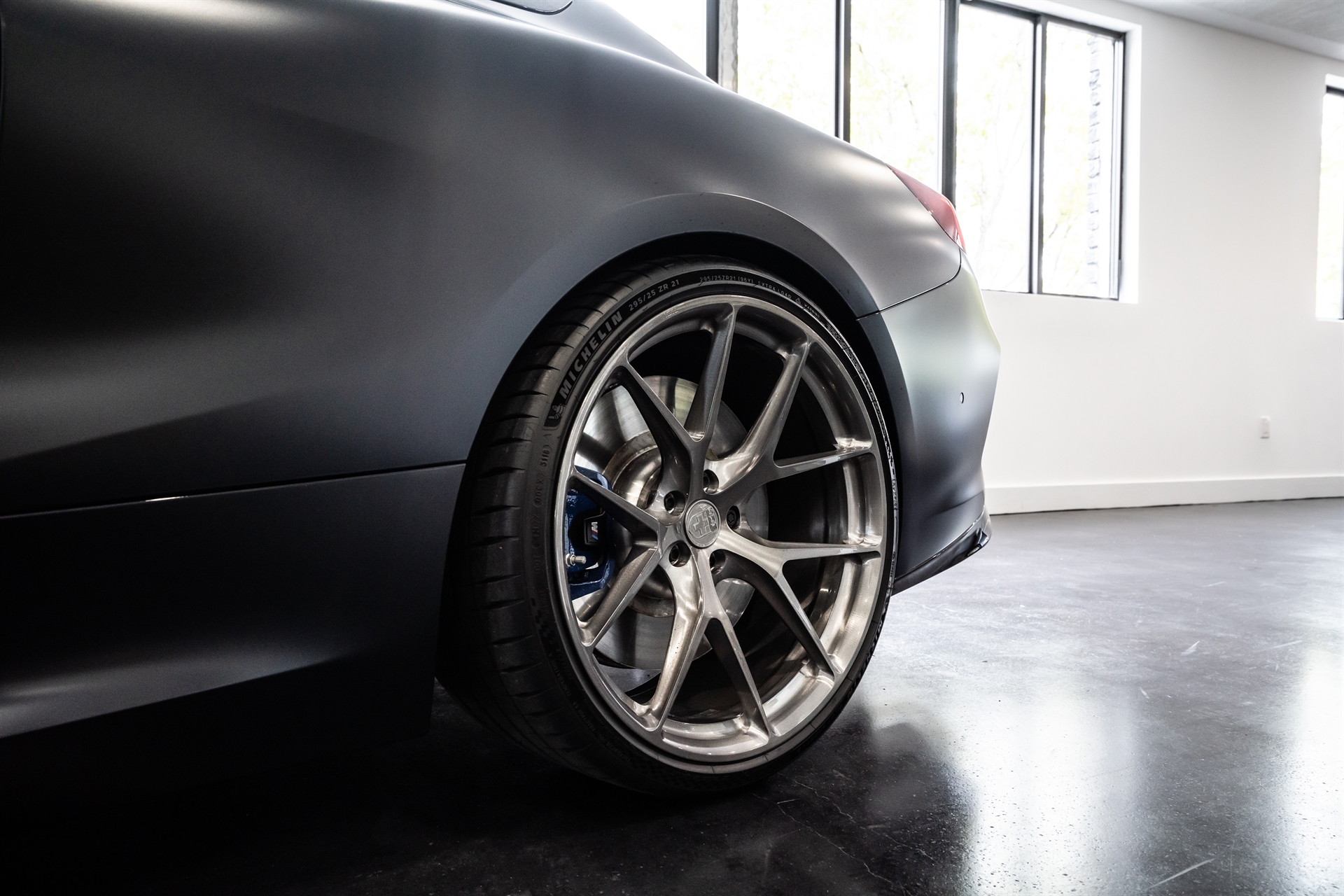 BMW G15 M850i on HRE P101 & Renner Projekt 8 (E31) on HRE Vintage 501