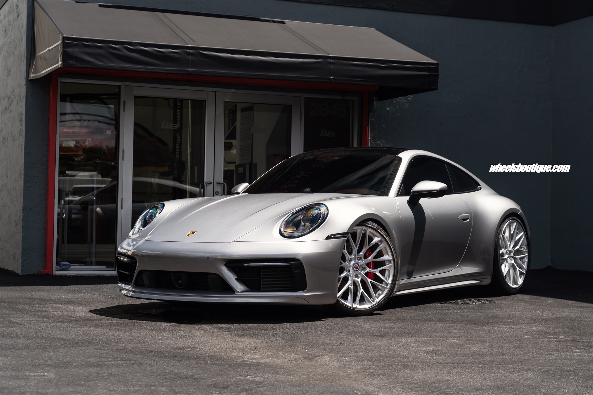 PORSCHE 992 C4S ON HRE P200